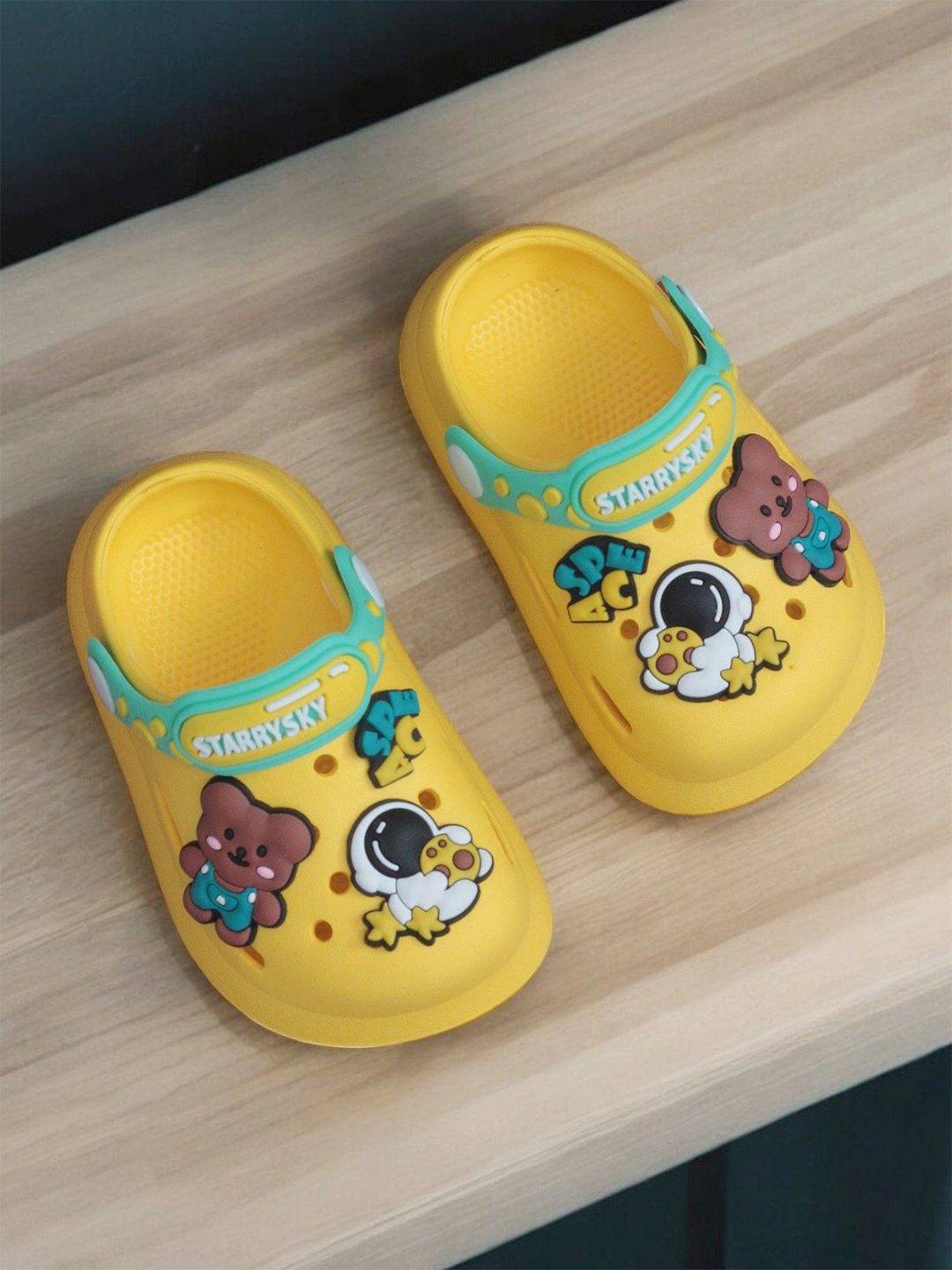 

Lil Lollipop Infants Applique Anti-Slip Clogs, Yellow