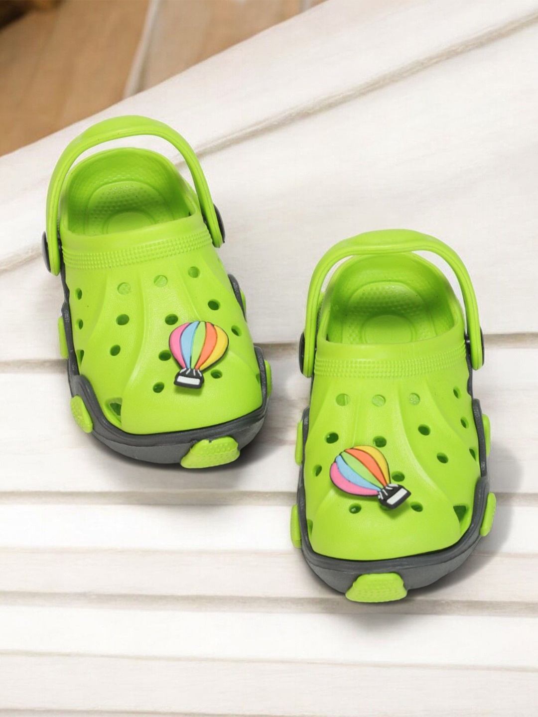 

Lil Lollipop Infants Hot Air Balloon Applique Anti Slip Clogs, Green