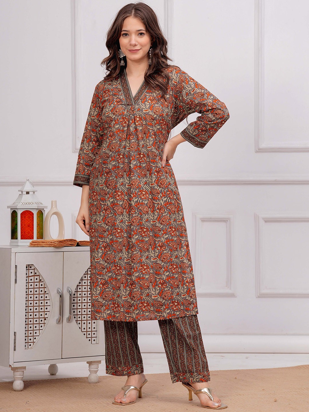 

INDIANIC Floral Printed Empire A-Line Pure Cotton Kurta with Palazzos, Grey