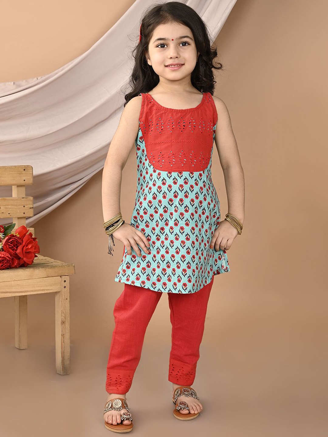 

Sangria Green Girls Floral Printed Sleeveless Pure Cotton Straight Kurta With Trousers