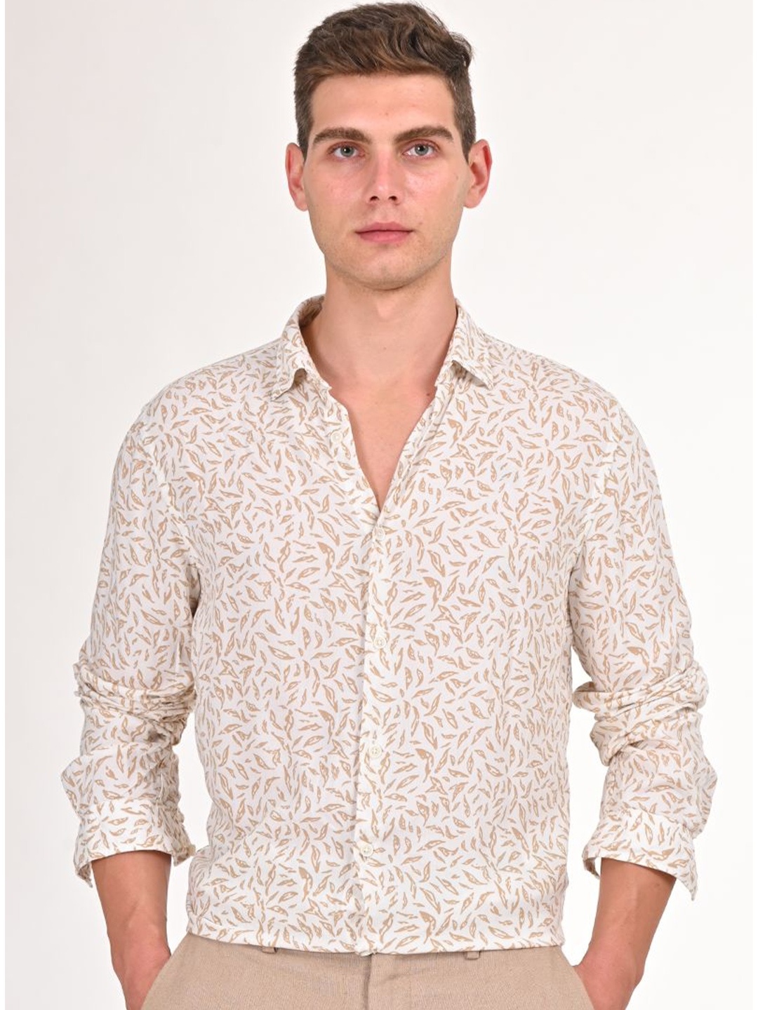 

POE Men Smart Spread Collar Floral Printed Slim Fit Casual Shirt, Beige