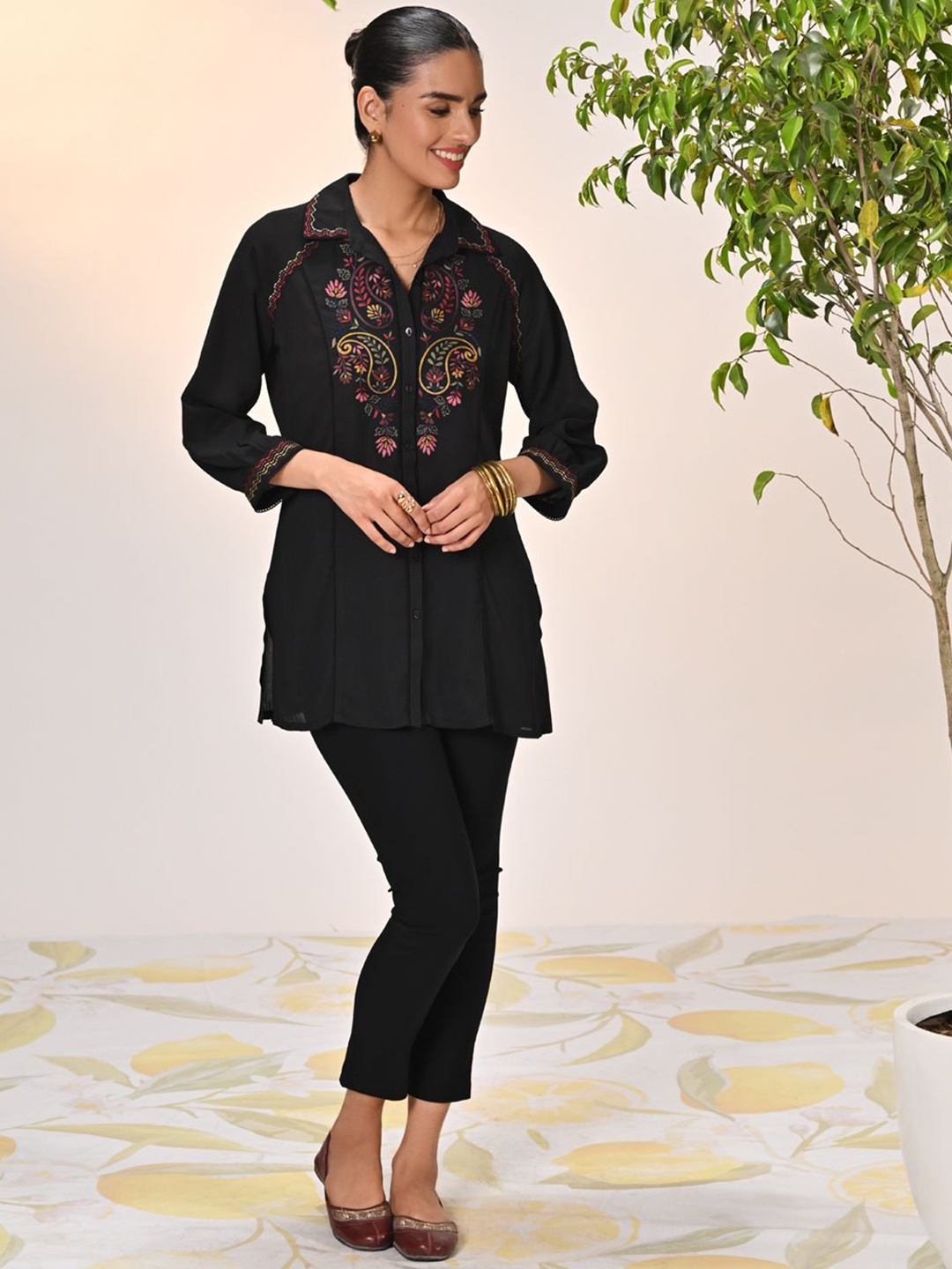 

Lakshita Floral Embroidered Thread Work Cotton & Linen Kurta with Trousers, Black
