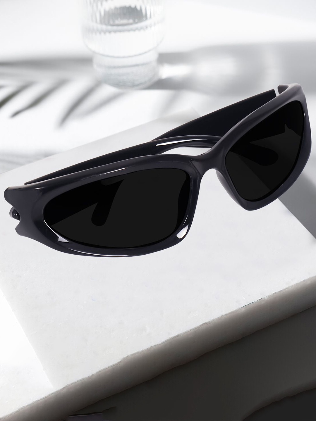

ALIGATORR Unisex Sports Sunglasses with UV Protected Lens, Black