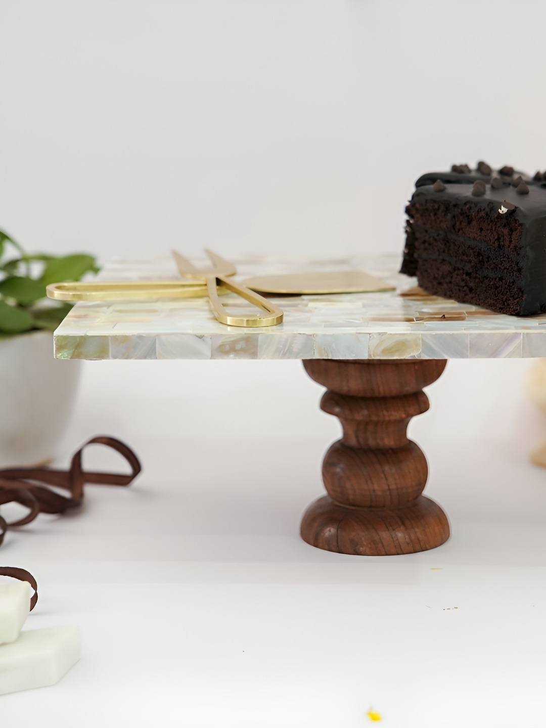 

HOMEARTE Off White & Brown Mother Of Pearl Rectangular Cake Stand