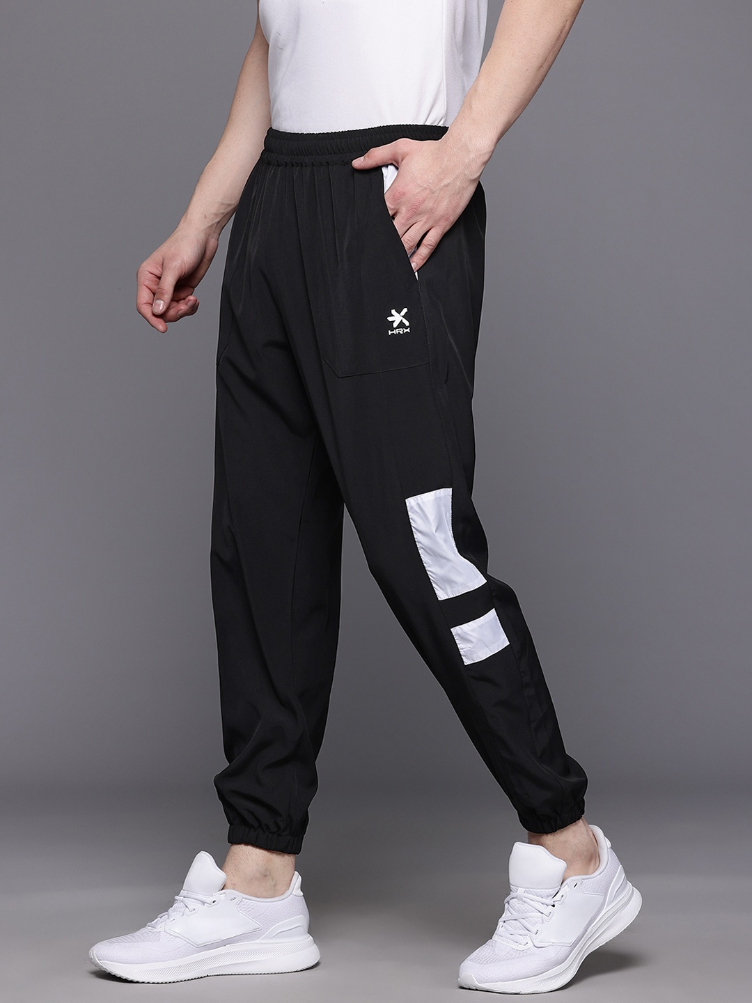 

HRX by Hrithik Roshan Men Colourblocked Detail Mid-Rise Regular Fit Lifestyle Joggers, Black