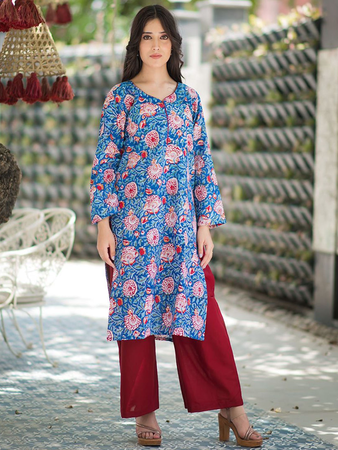 

Rangreza Ethnic Floral Printed Cotton Straight Kurta, Blue