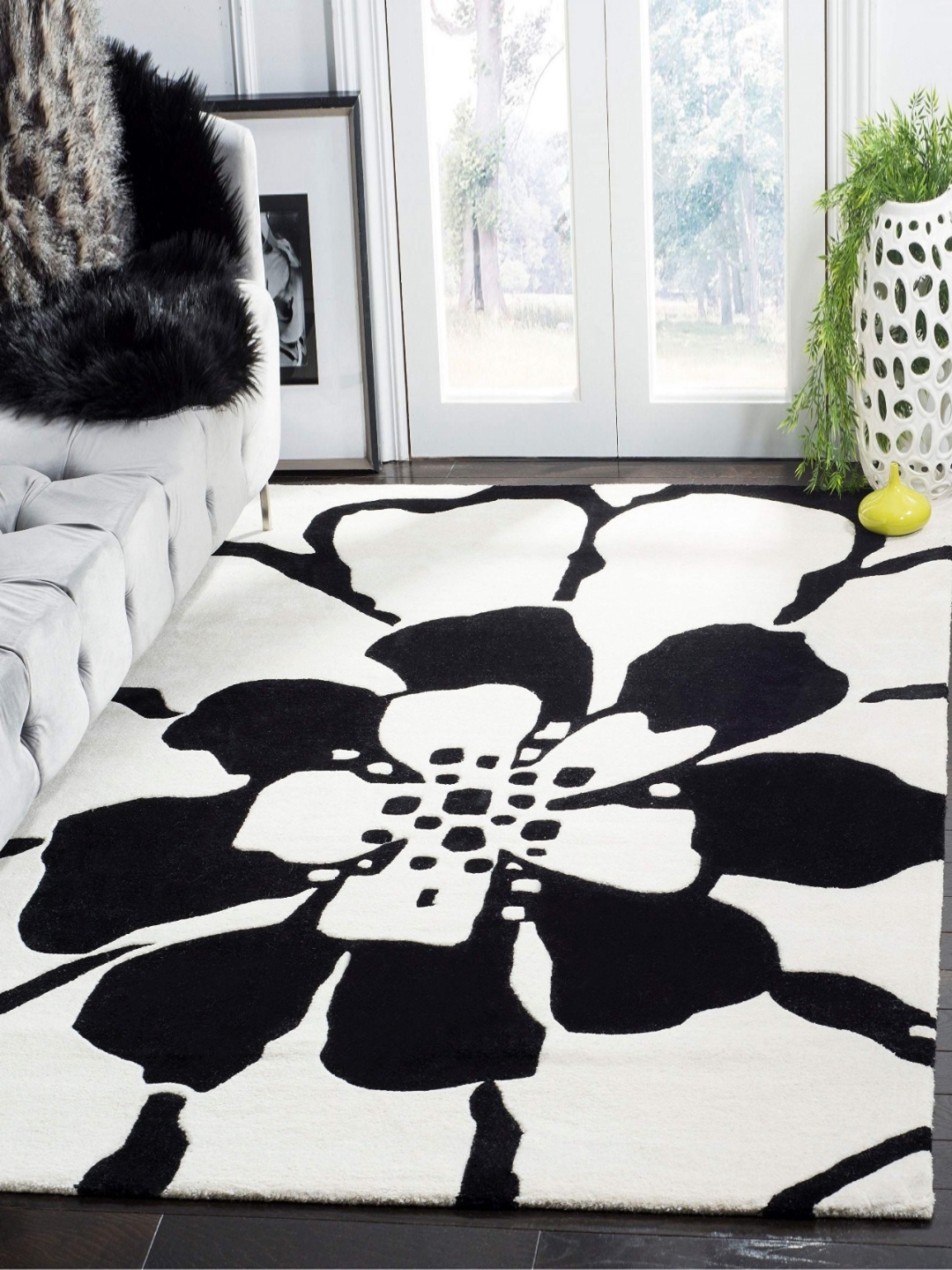 

IMRA CARPET Black & White Floral Woollen Shaggy Carpet