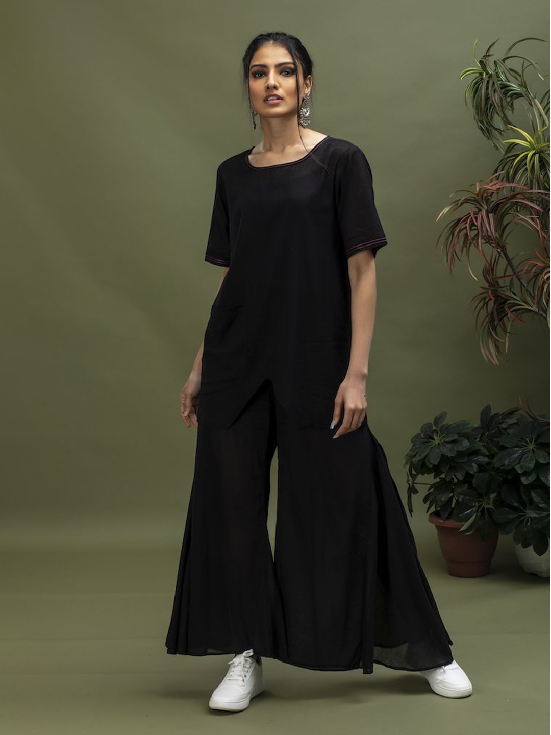 

SMRITI GUPTA Cotton Round Neck Longline Top, Black