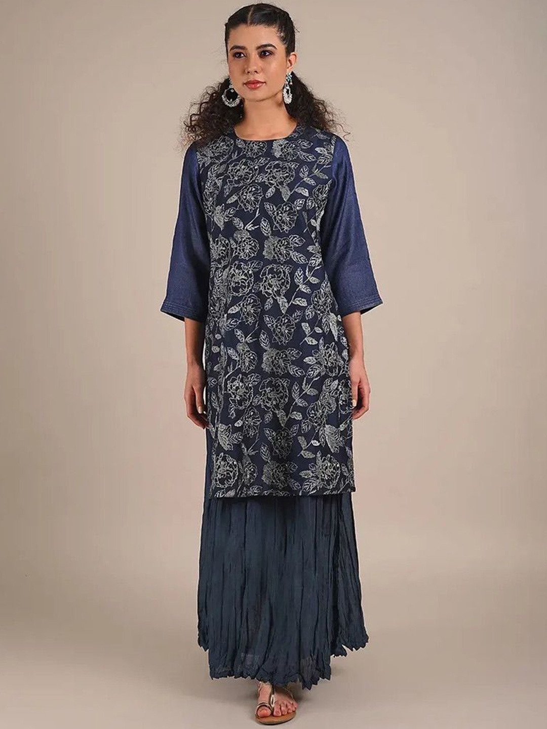 

SMRITI GUPTA Floral Embroidered Round Neck Silk Straight Kurta, Navy blue