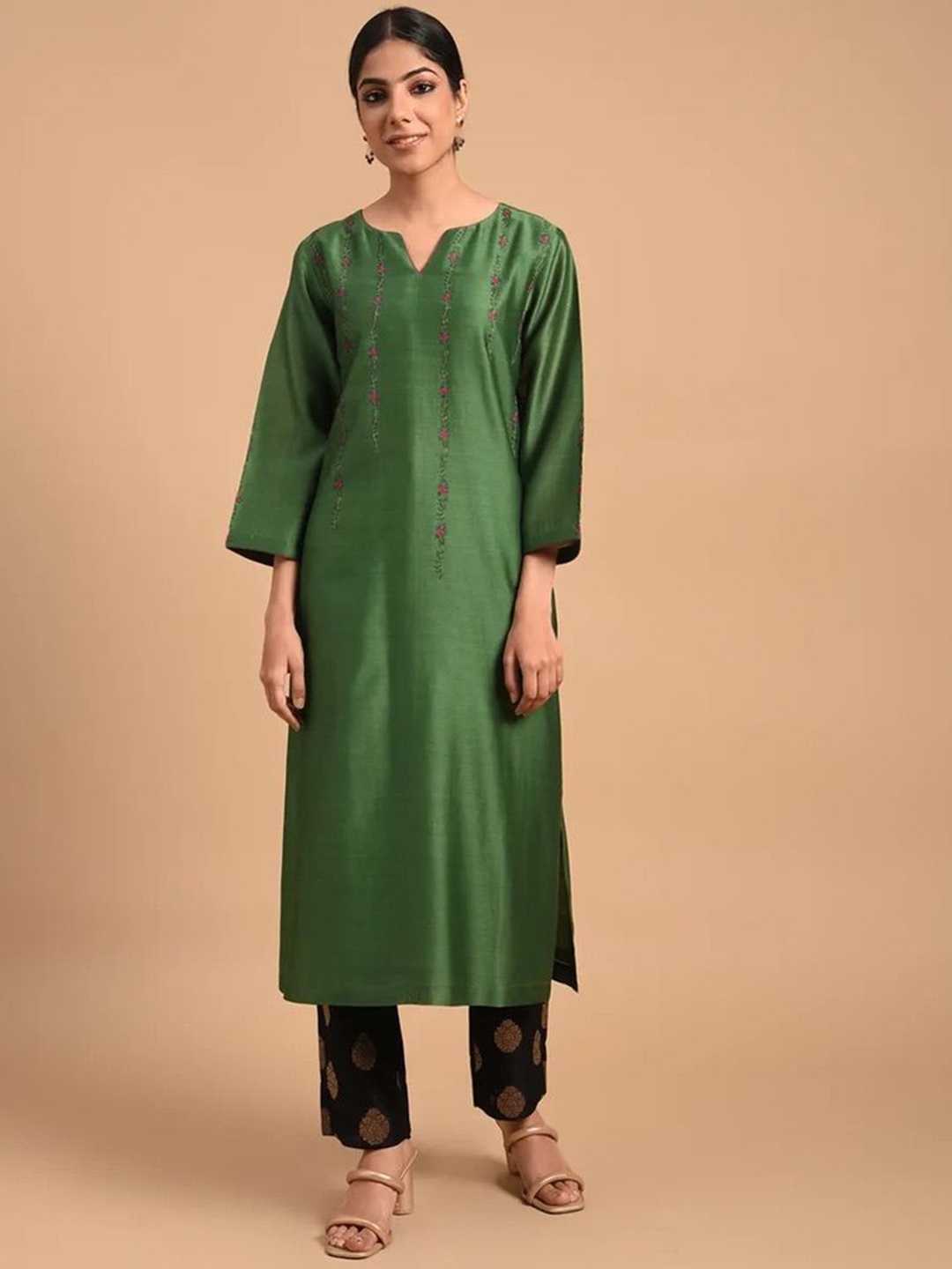 

SMRITI GUPTA Floral Embroidered Notch neck Chanderi Silk Straight Kurta, Green