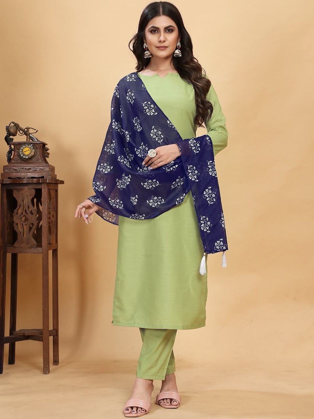 

HETVI CREATION Straight Kurta with Trousers & Dupatta, Green