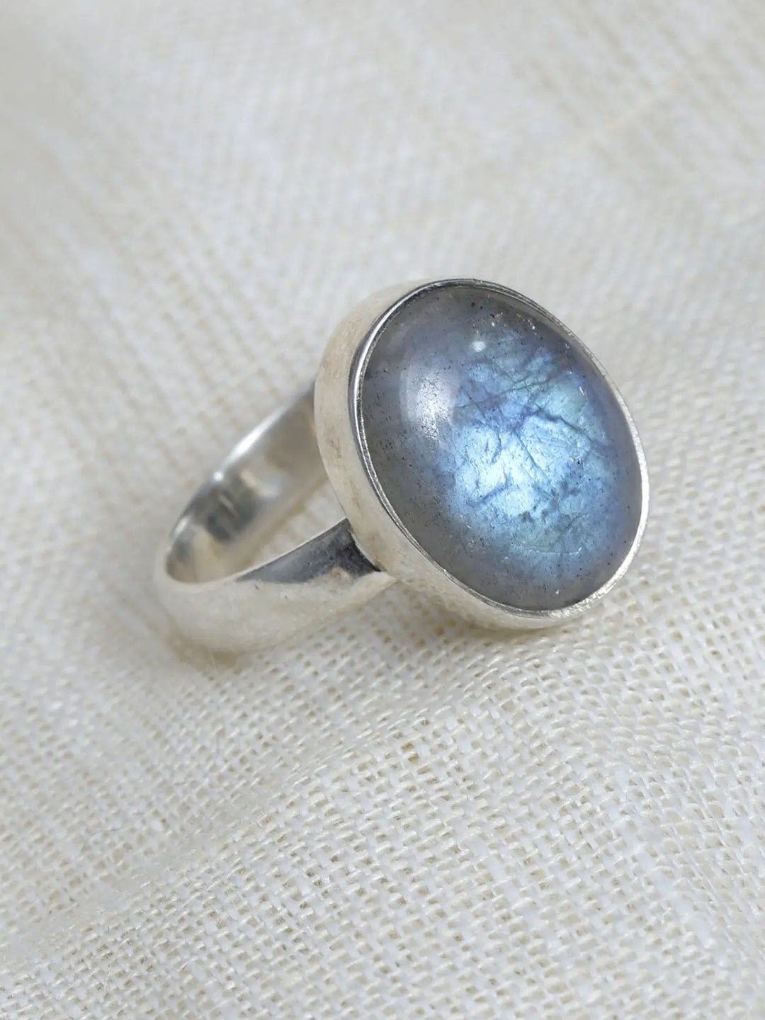 

Exotic India Labradorite Oval Cut Sterling Silver Ring