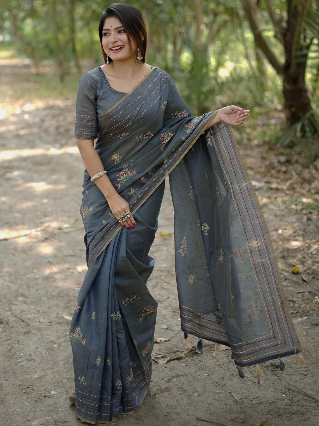 

Panzora Embellished Embroidered Tussar Saree, Grey