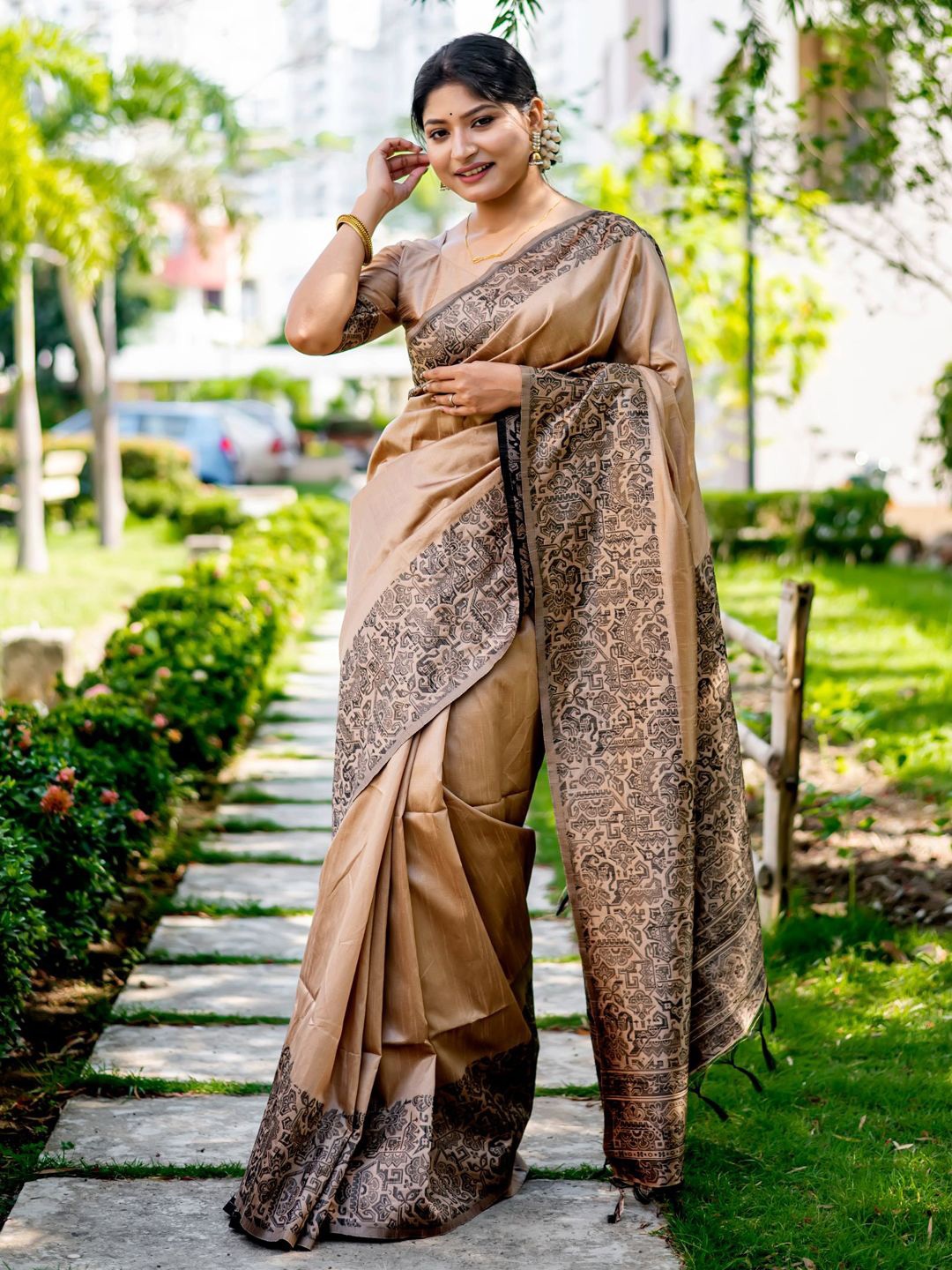 

Panzora Woven Design Solid Saree, Beige