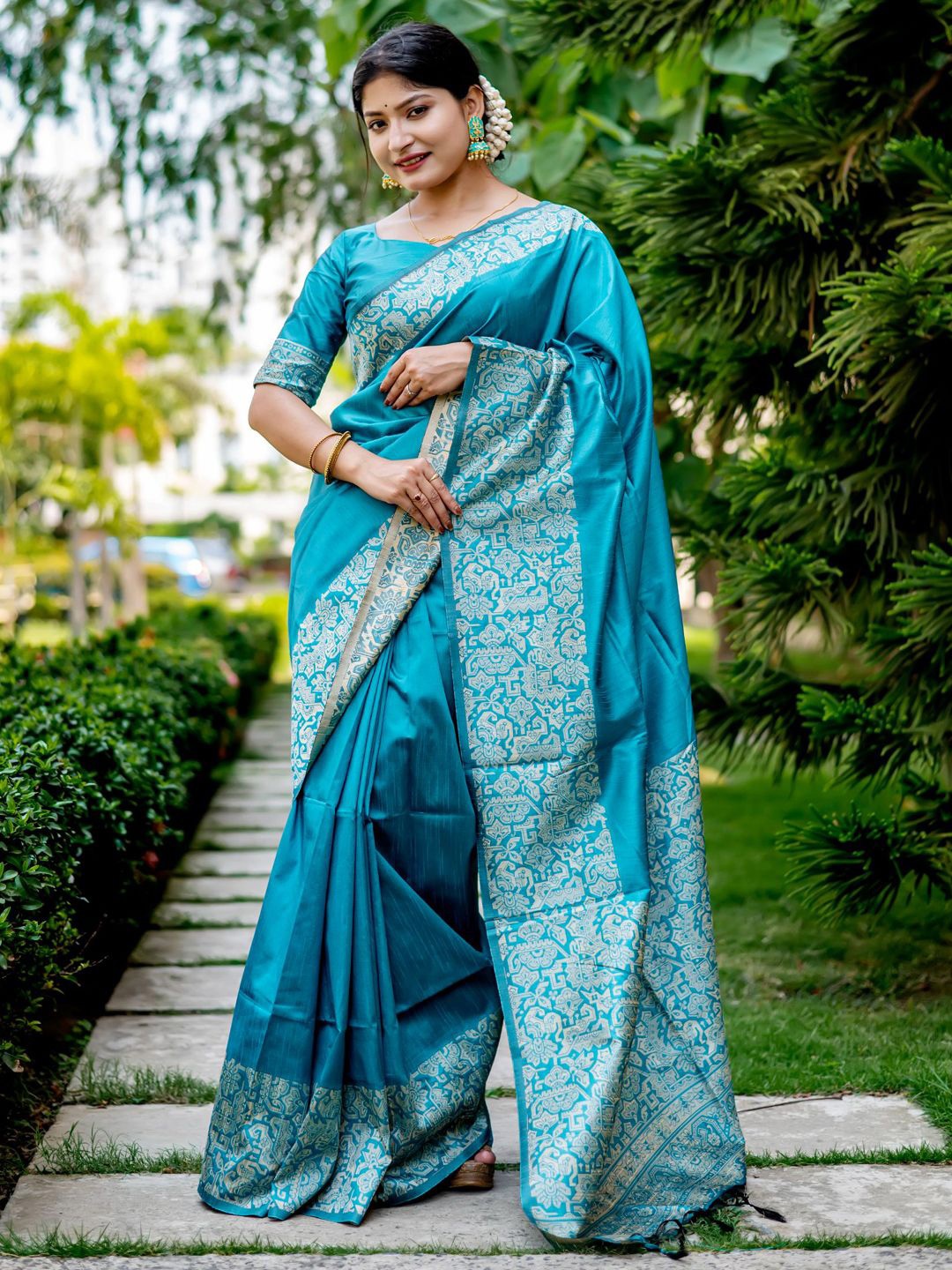 

Panzora Woven Design Saree With Blouse Piece, Blue