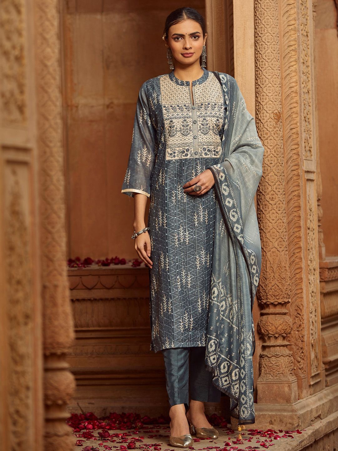 

WOMEN PLUS Ethnic Motifs Embroidered Thread Work Kurta with Trousers & Dupatta, Grey