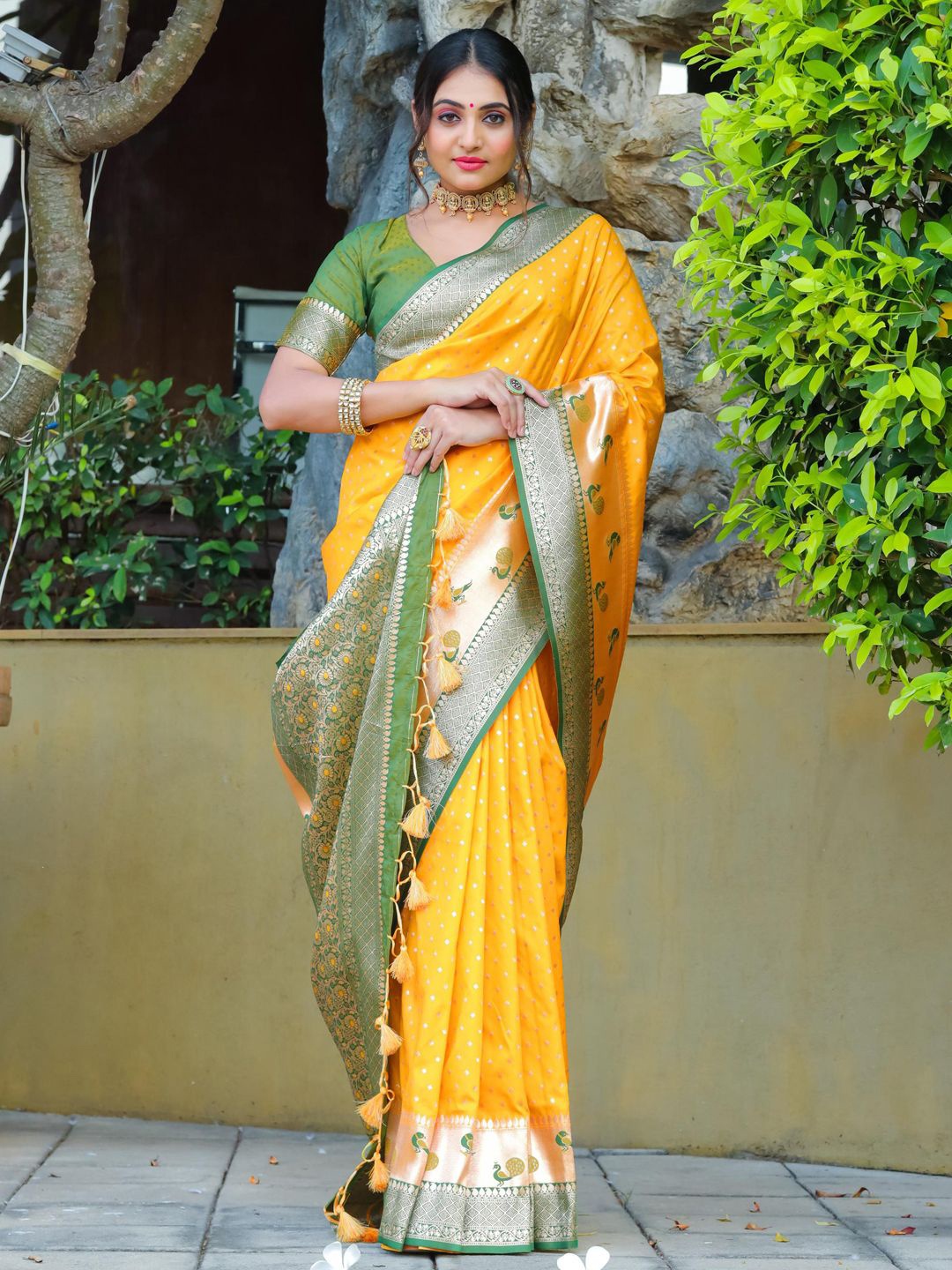 

Panzora Woven Design Zari Paithani Saree, Yellow