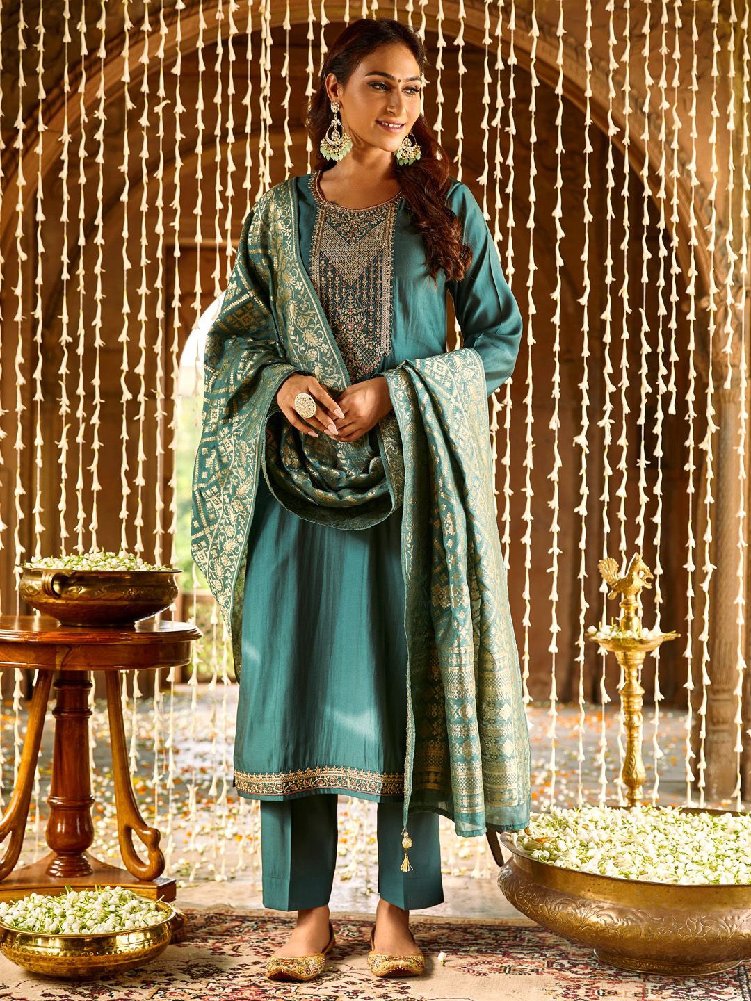 

WOMEN PLUS Floral Yoke Design Sequinned Kurta with Trousers & Dupatta, Green