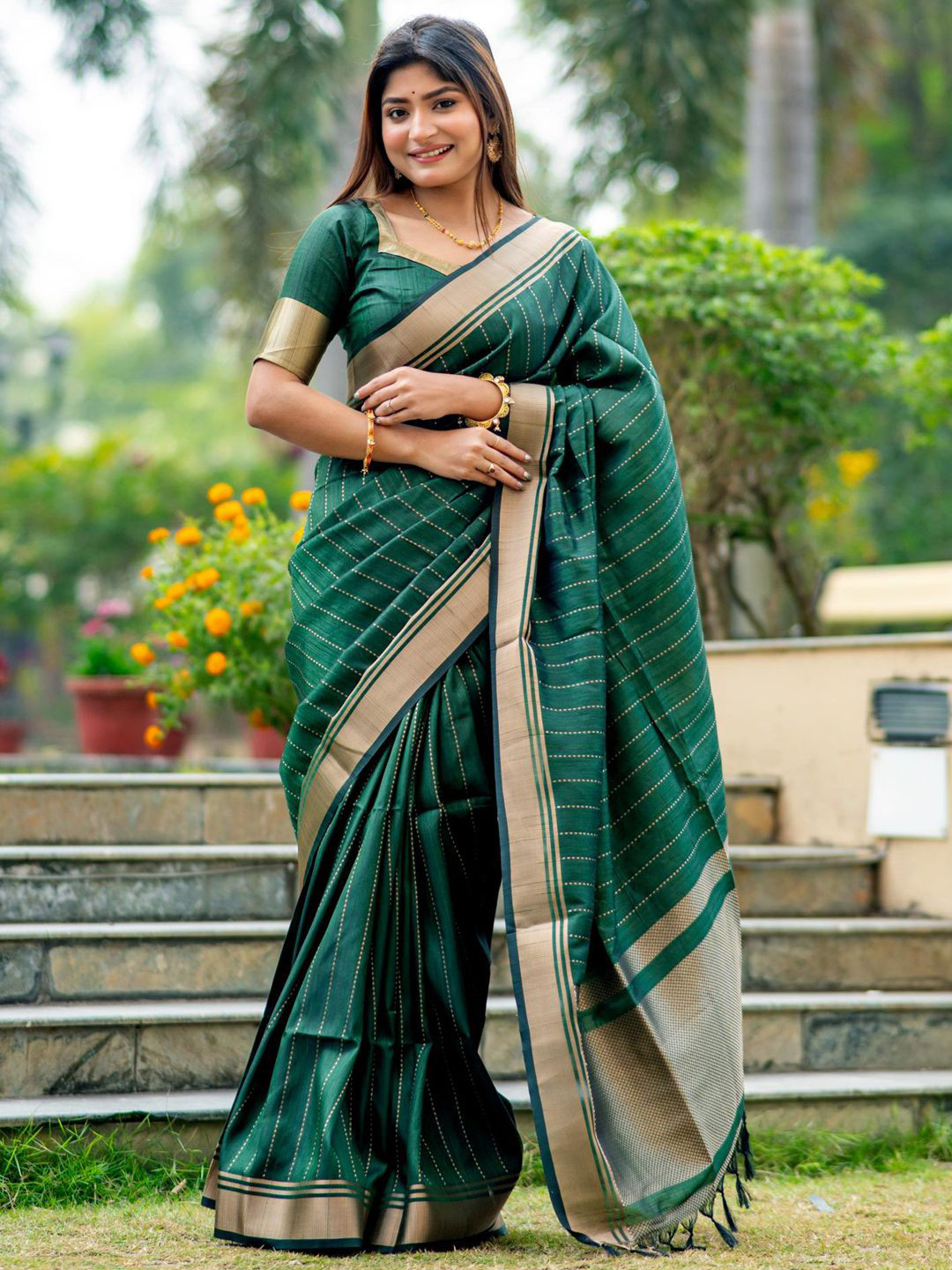 

Panzora Woven Design Zari Banarasi Saree With Unstitched Blouse Piece, Green