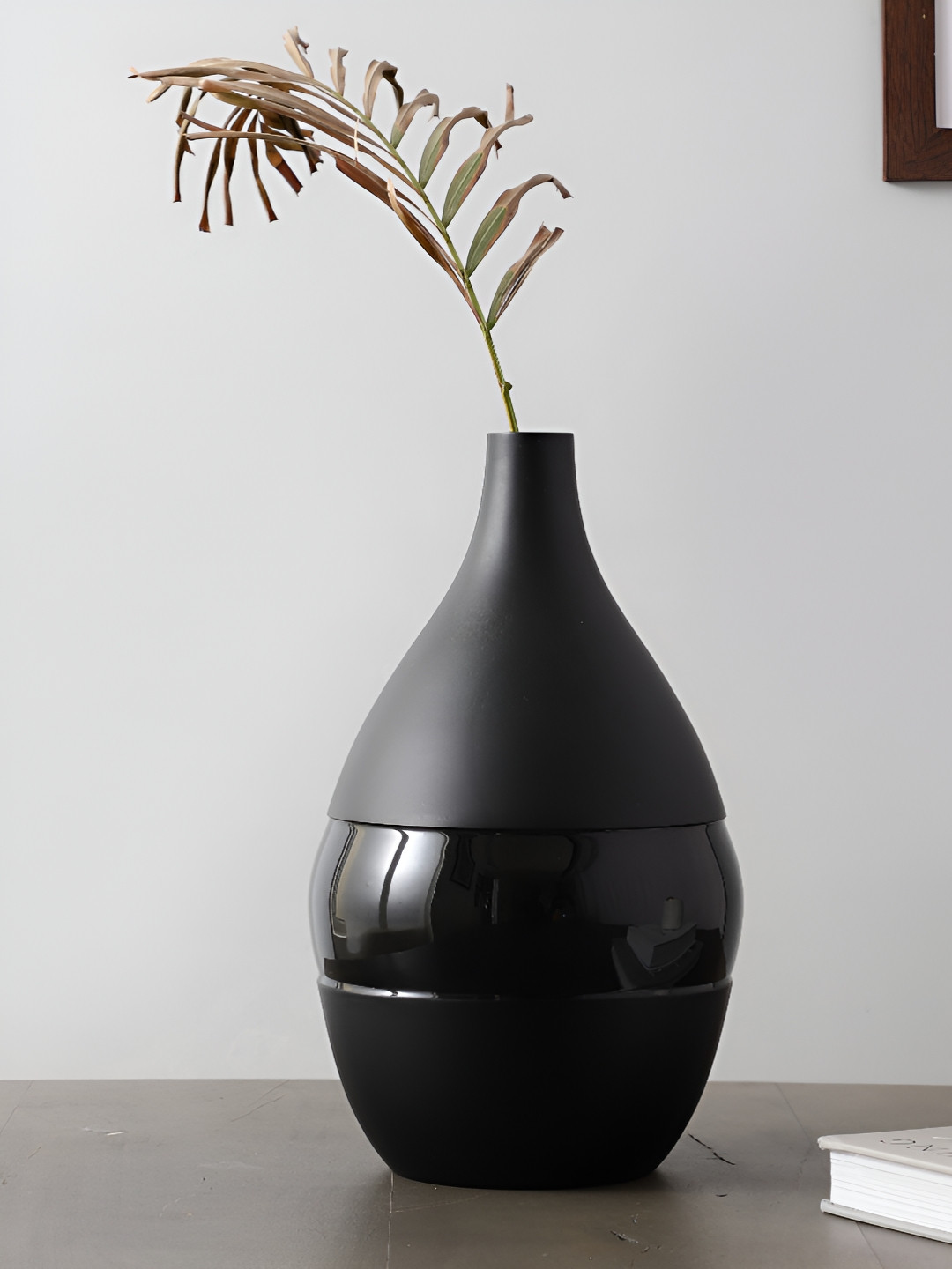 

Decor de Maison Vesera Black Ceramic Vase