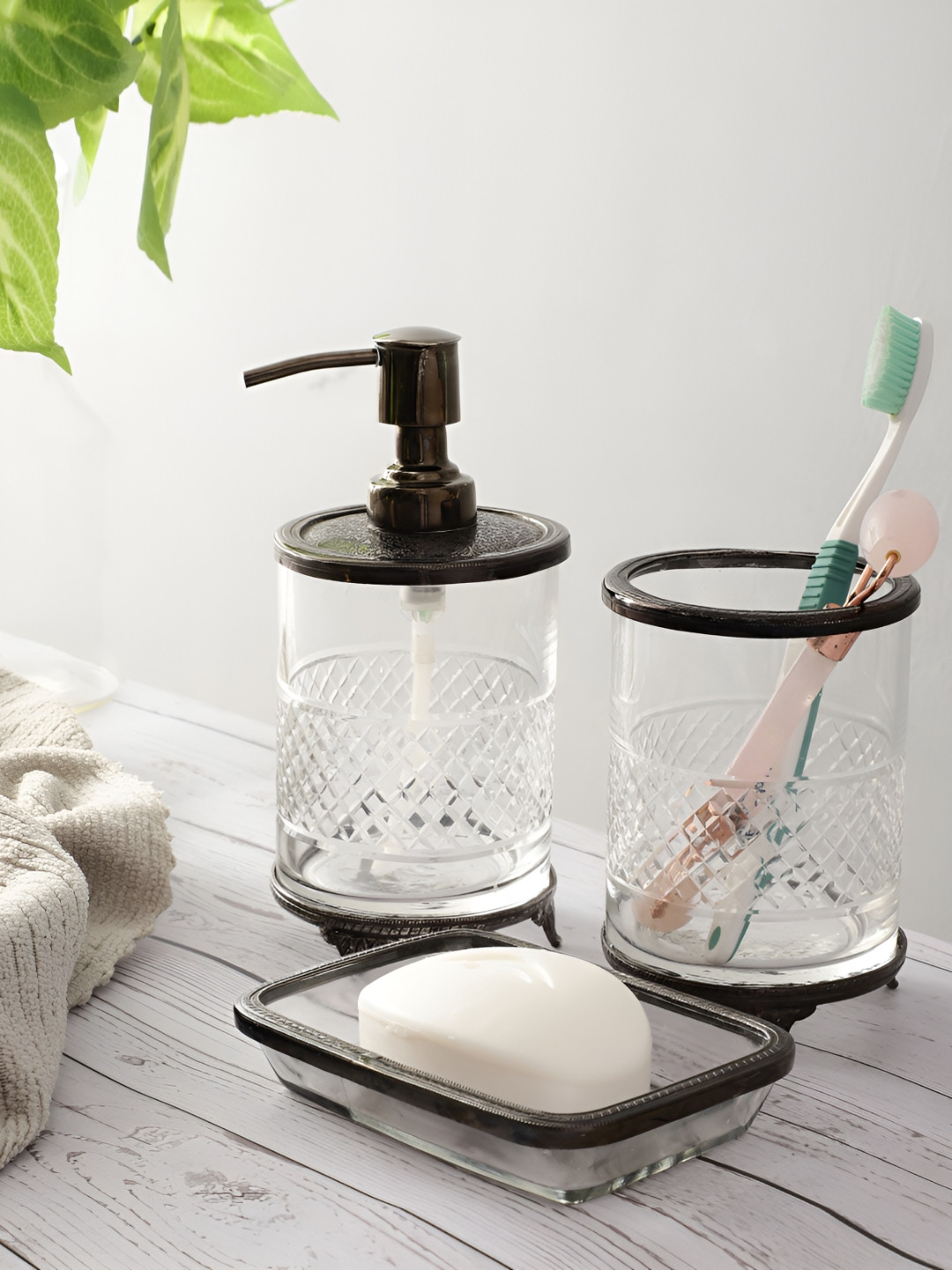 

Decor de Maison Black & Transparent 3 Pieces Textured Metal Bath Accessories Set