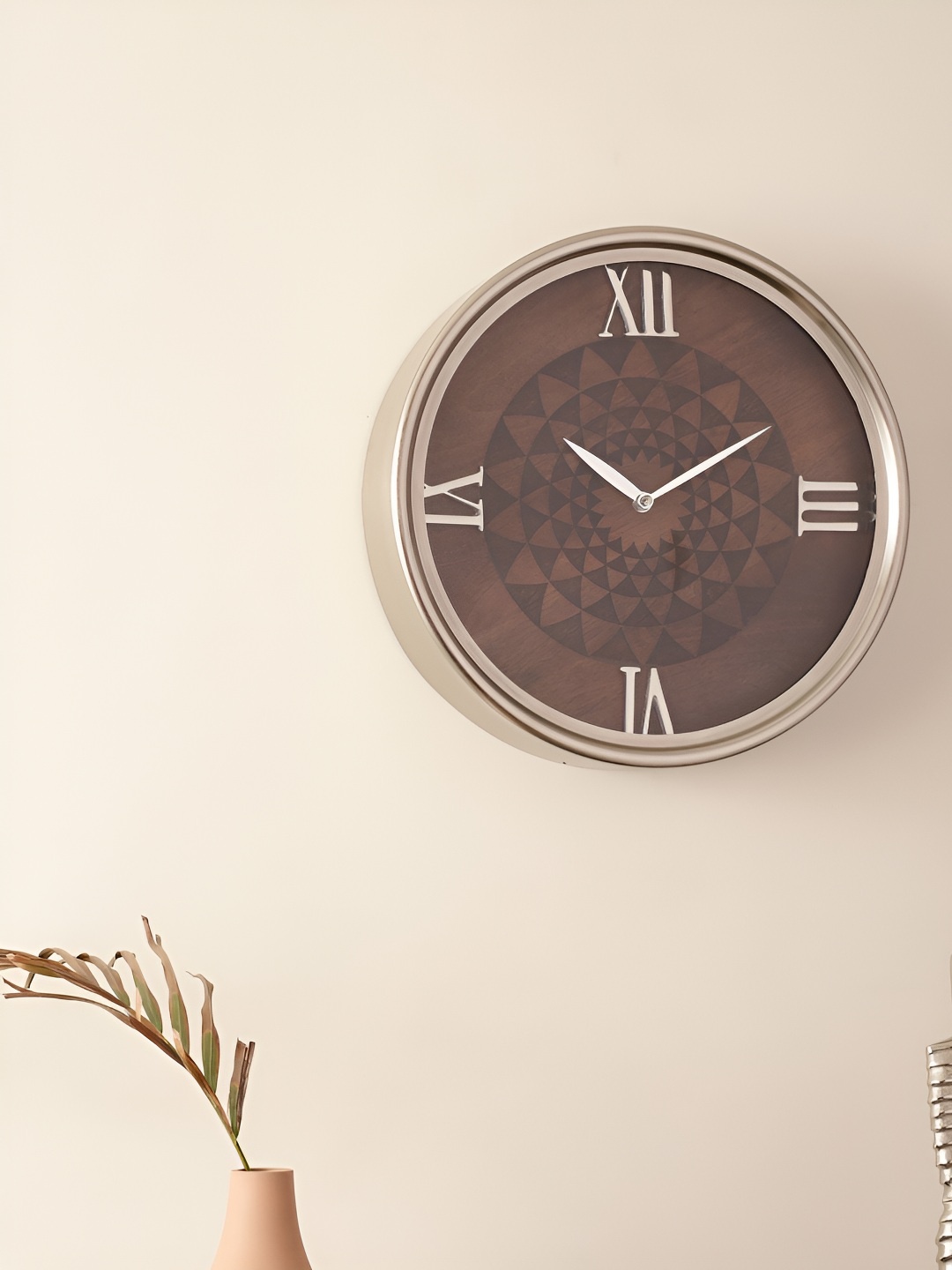

Decor de Maison Black & White Printed Round Contemporary Metal Wall Clock