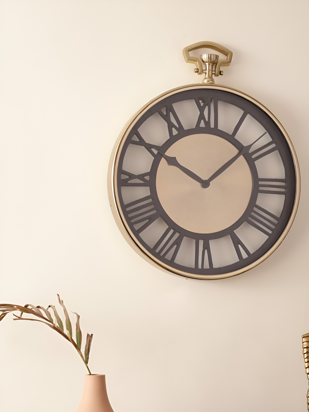 

Decor de Maison Gold-Toned Analogue Traditional Wall Clock