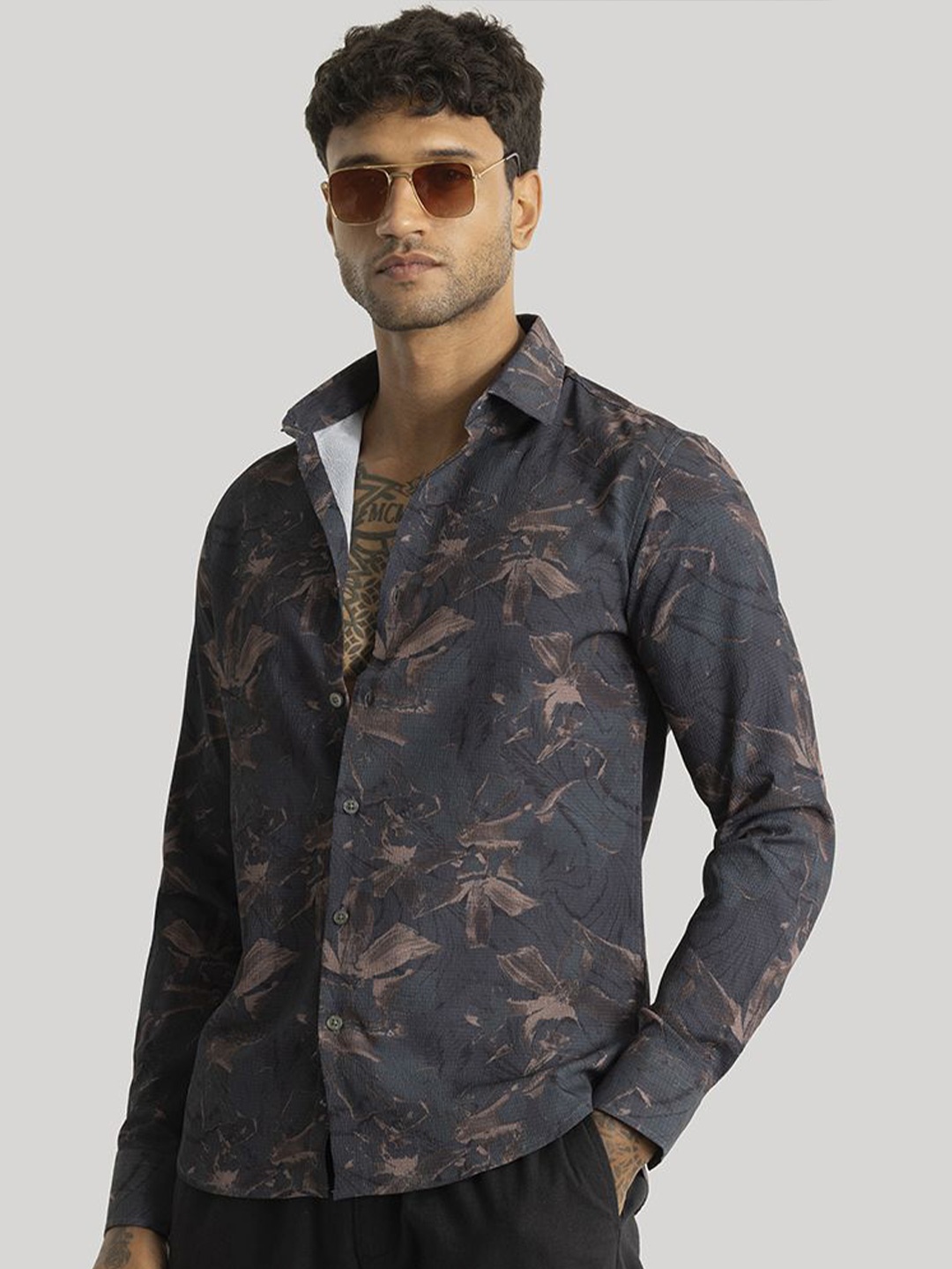 

Snitch Men Smart Spread Collar Abstract Printed Slim Fit Formal Shirt, Navy blue