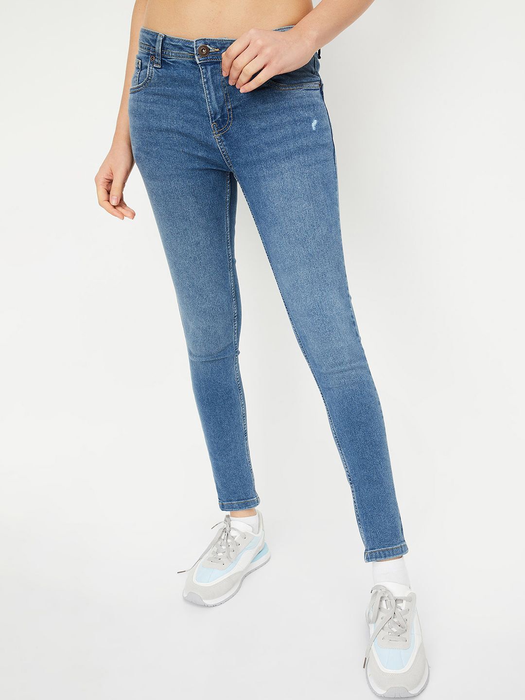 

max Women Slim Fit Light Fade Jeans, Blue