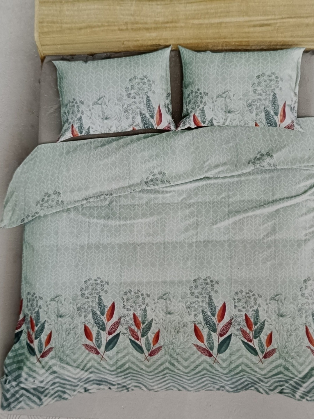 

Signature Green & Red Floral Printed 180 TC Pure Coton King Bedsheet with 2 Pillow Covers