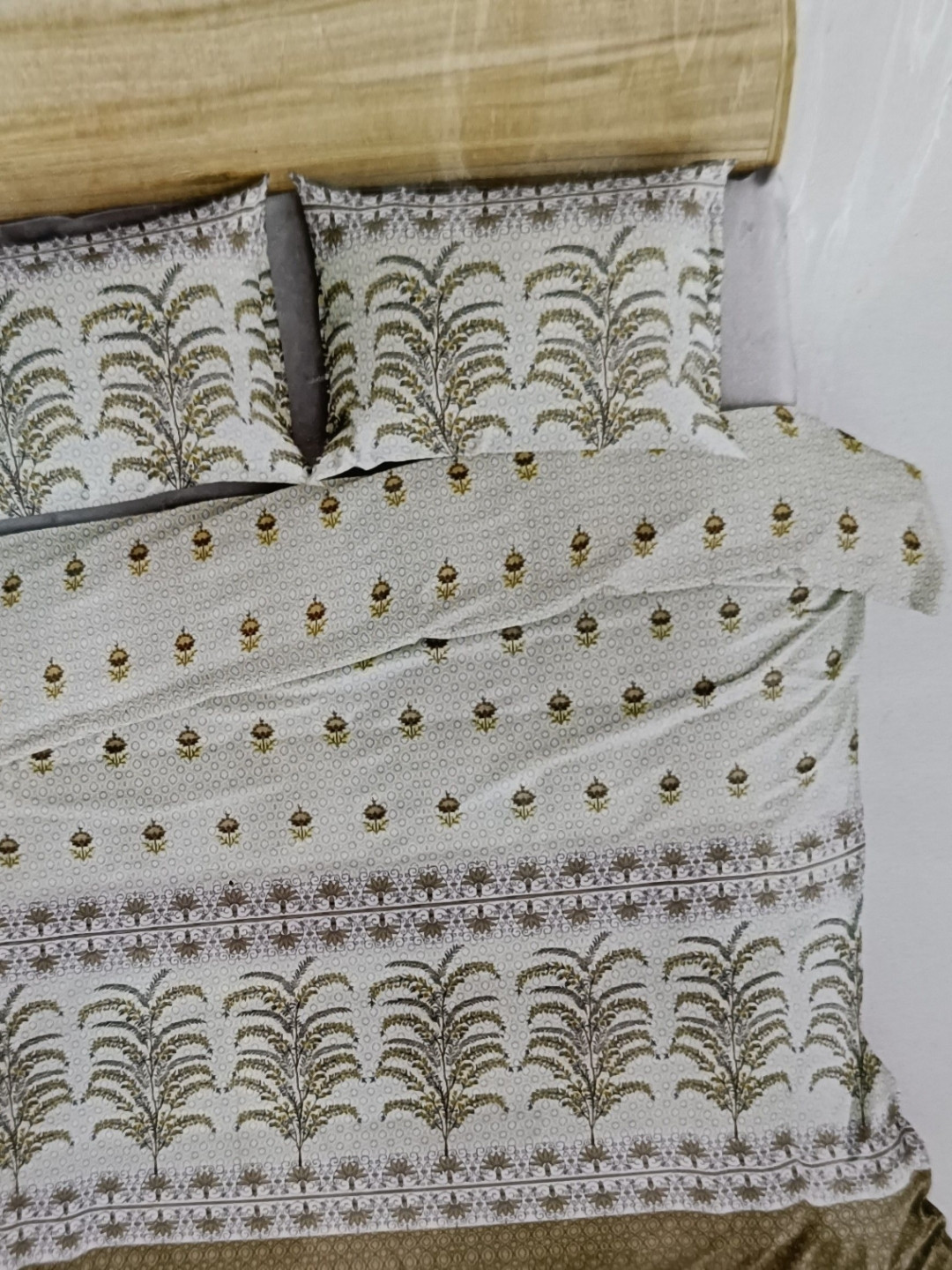 

Signature Grey & Brown Floral 180 TC King Bedsheet with 2 Pillow Covers