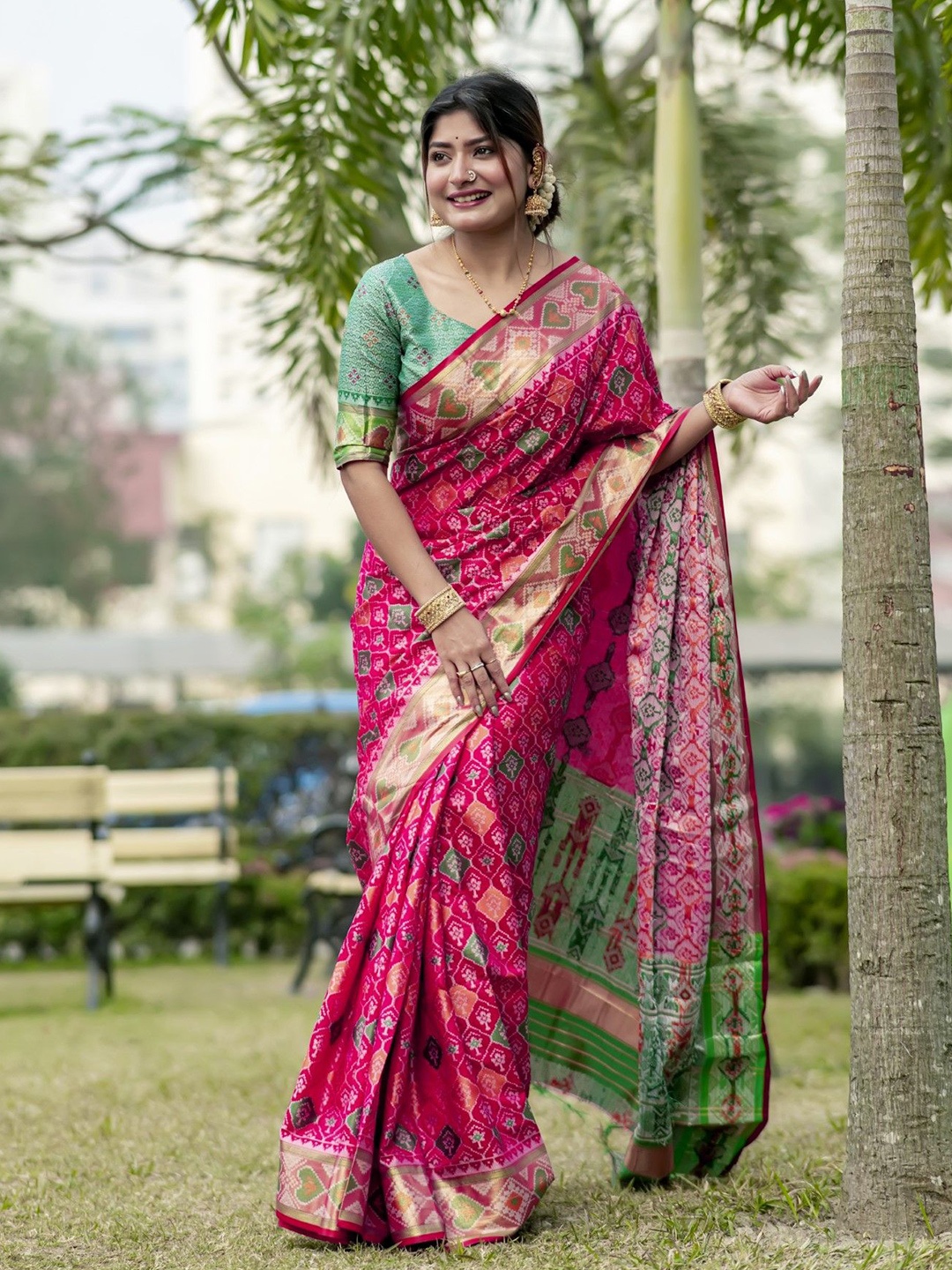 

VISHNU WEAVES Ethnic Motifs Woven Design Zari Patola Saree, Pink