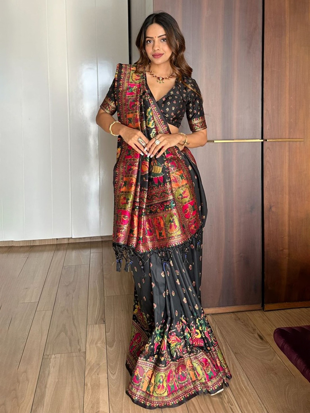 

VISHNU WEAVES Woven Design Zari Pashmina Banarasi Saree, Black