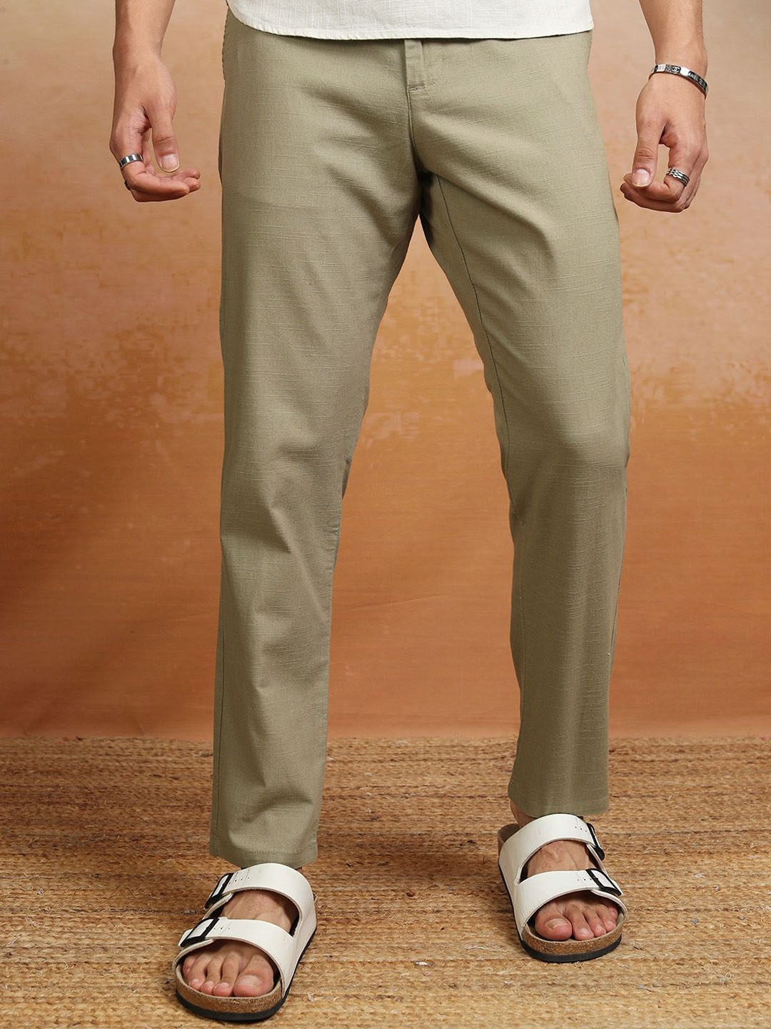 

HIGHLANDER Men Slim Fit Mid-Rise Flat-Front Chinos Trouser, Beige