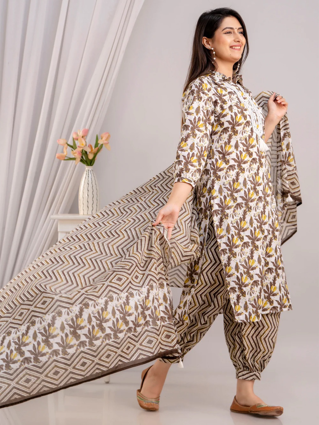 

FrionKandy Floral Printed Straight Mirror Work Pure Cotton Kurta with Pyjamas & Dupatta, Brown