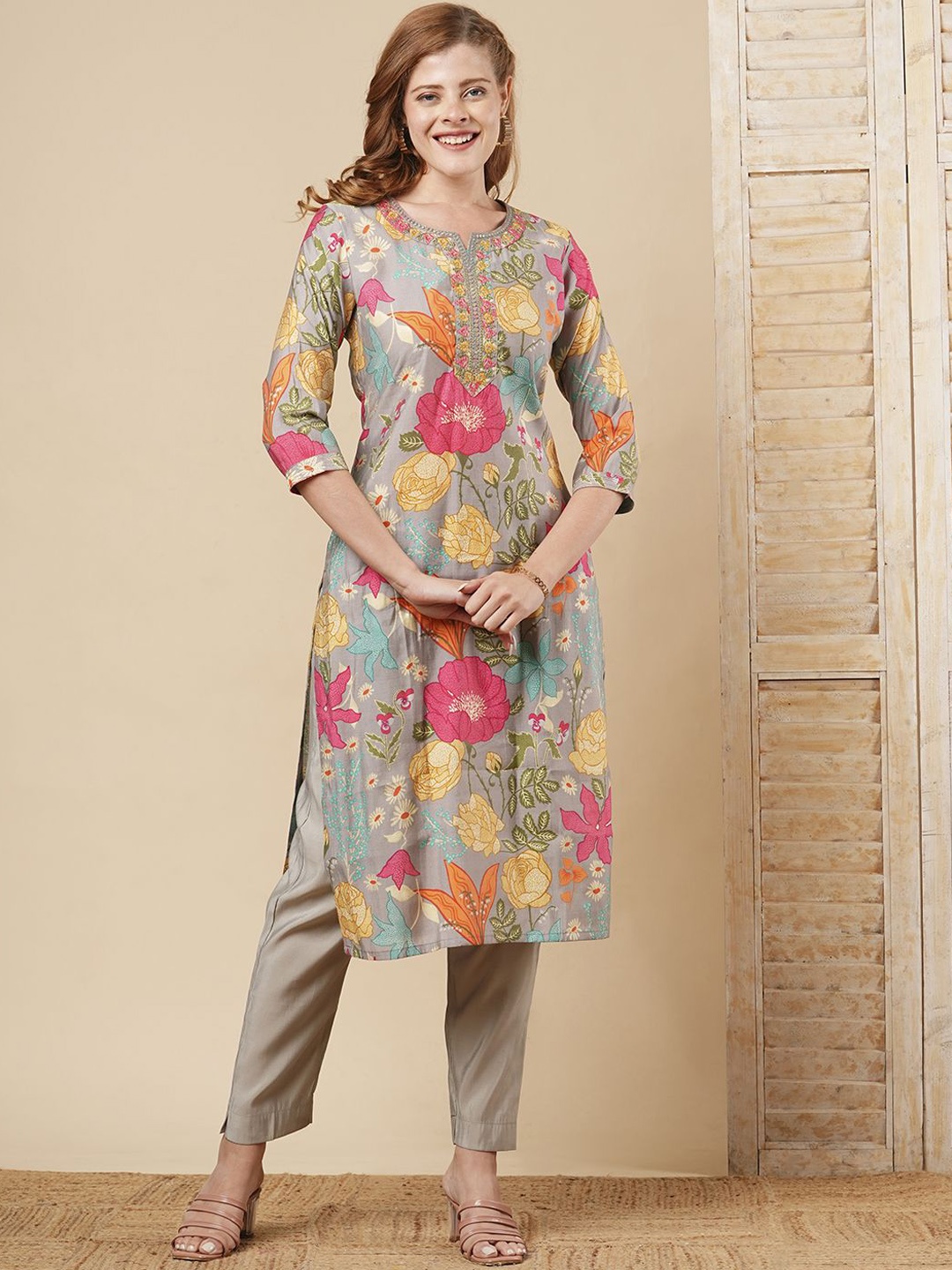 

FASHOR Floral Printed Sequinned & Thread Work Kurta With Trousers, Grey