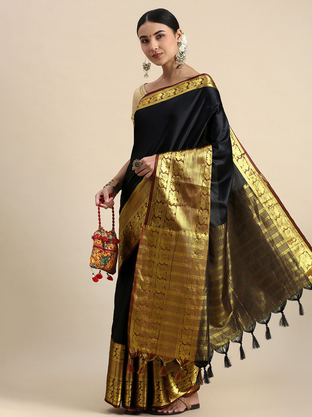 

JULEE Zari Kanjeevaram Saree With Blouse Piece, Black