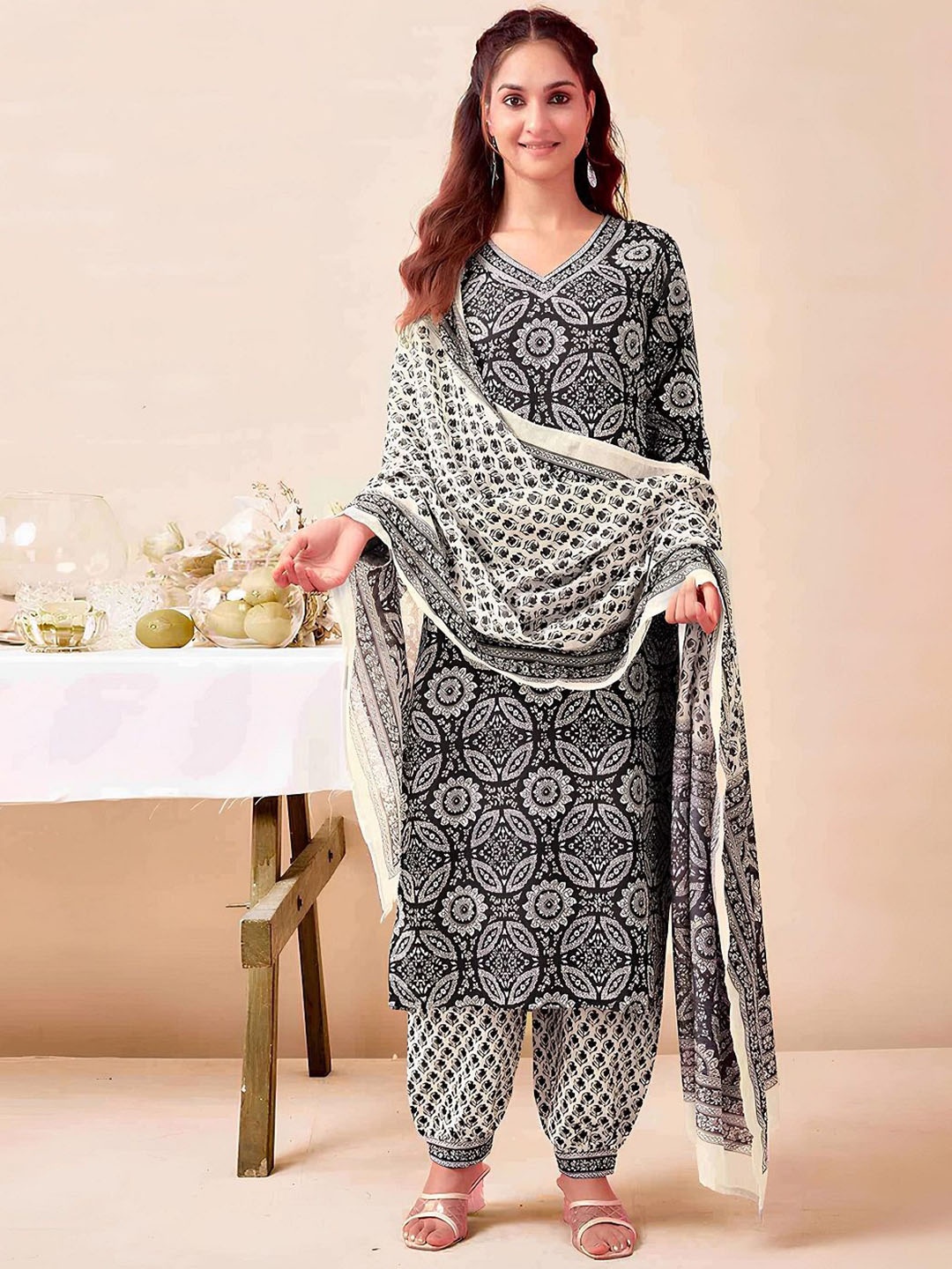 

7Threads Ethnic Motifs Printed Straight Kurta with Trousers & Dupatta, Black