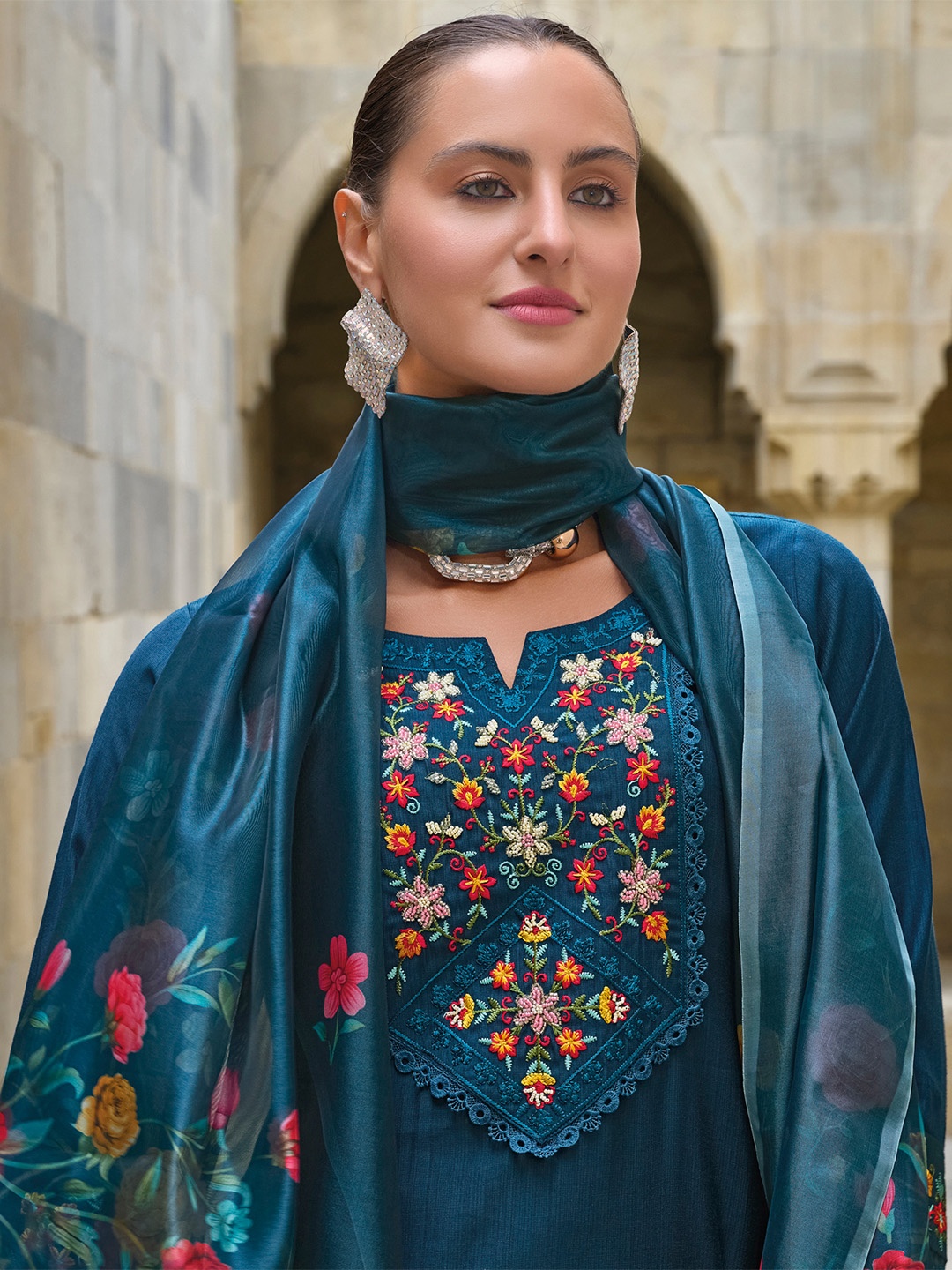 

MOJILAA Floral Yoke Design Beads & Stones Straight Kurta with Trousers & Dupatta, Teal