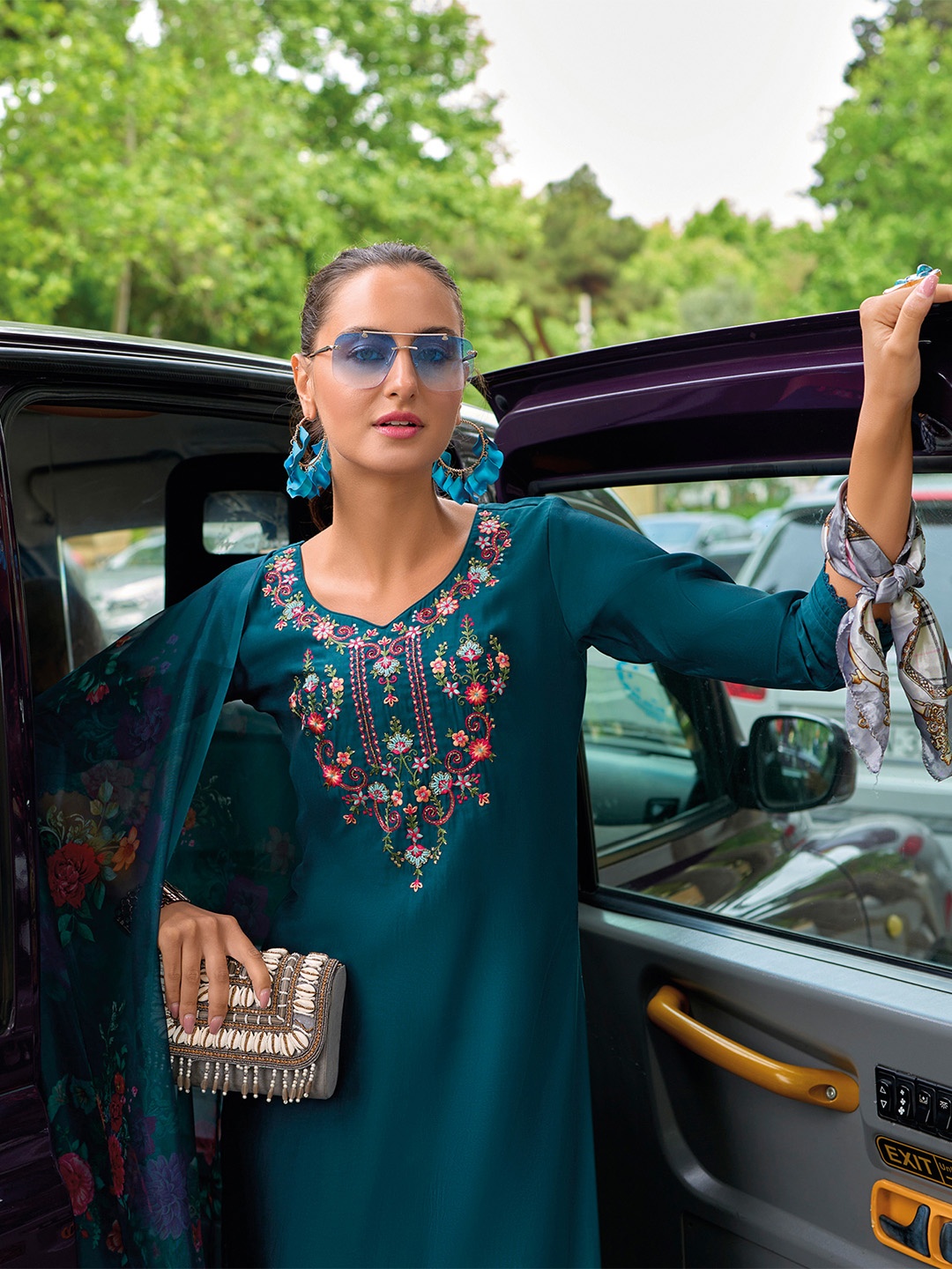 

MOJILAA Floral Yoke Design Thread Work Straight Kurta with Salwar & Dupatta, Teal