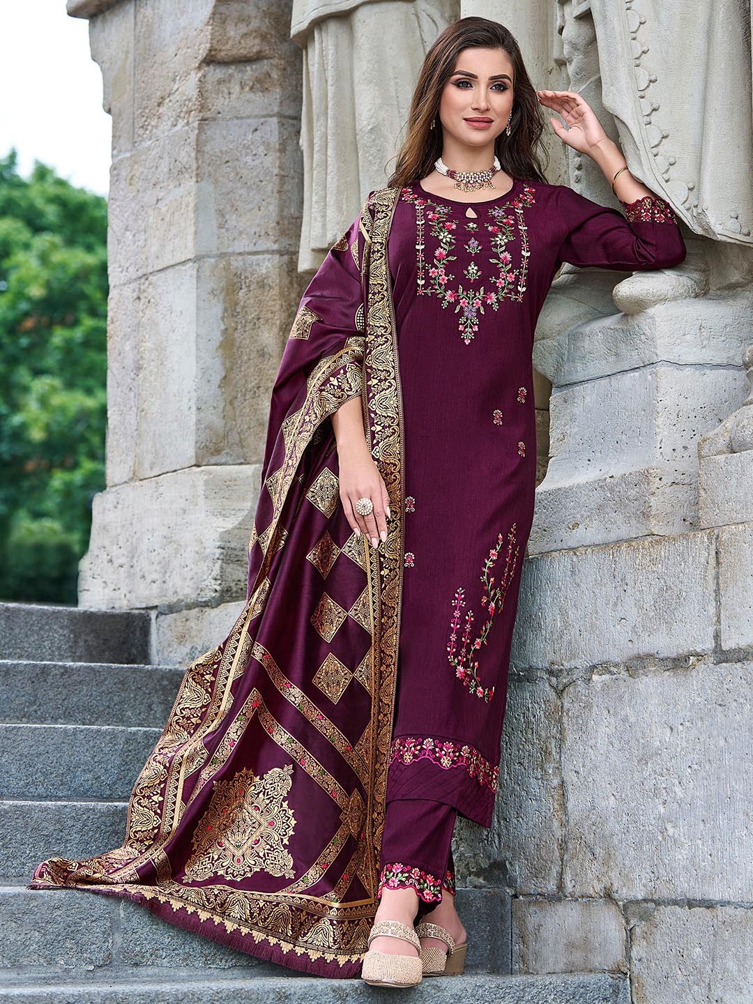 

MOJILAA Floral Embroidered Beads & Stones Straight Kurta with Trousers & With Dupatta, Maroon