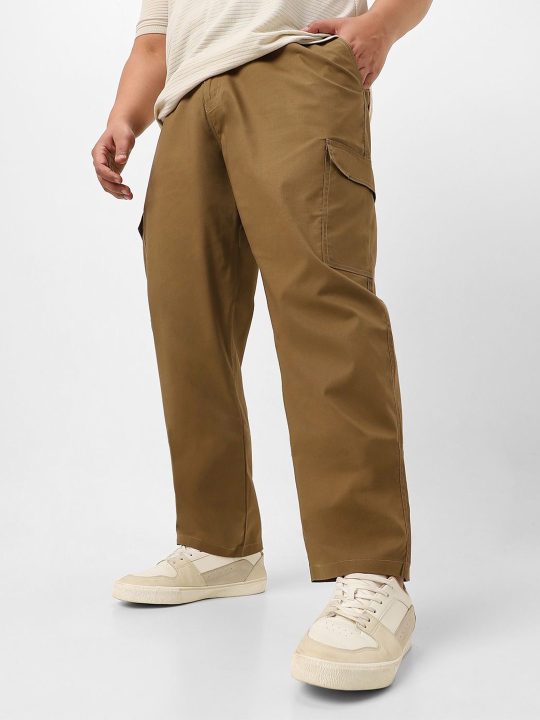 

Urbano Plus Men Regular Fit Mid-Rise Flat-Front Cargos Trousers, Brown