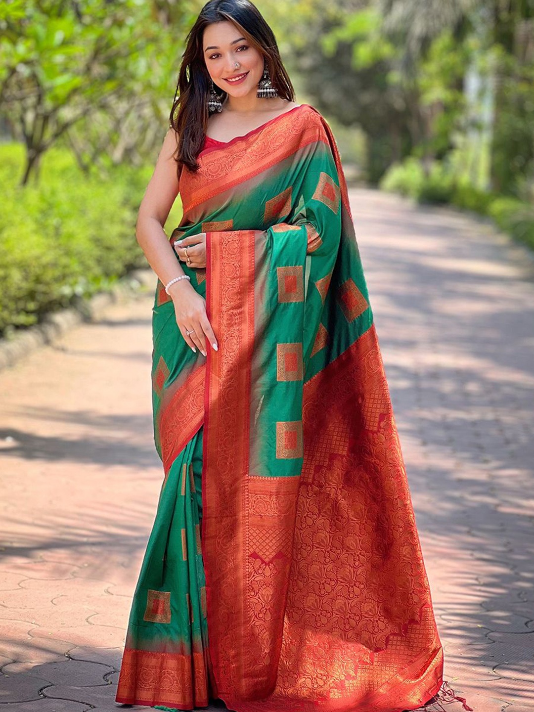 

LeeliPeeri Designer Woven Design Zari Saree, Green