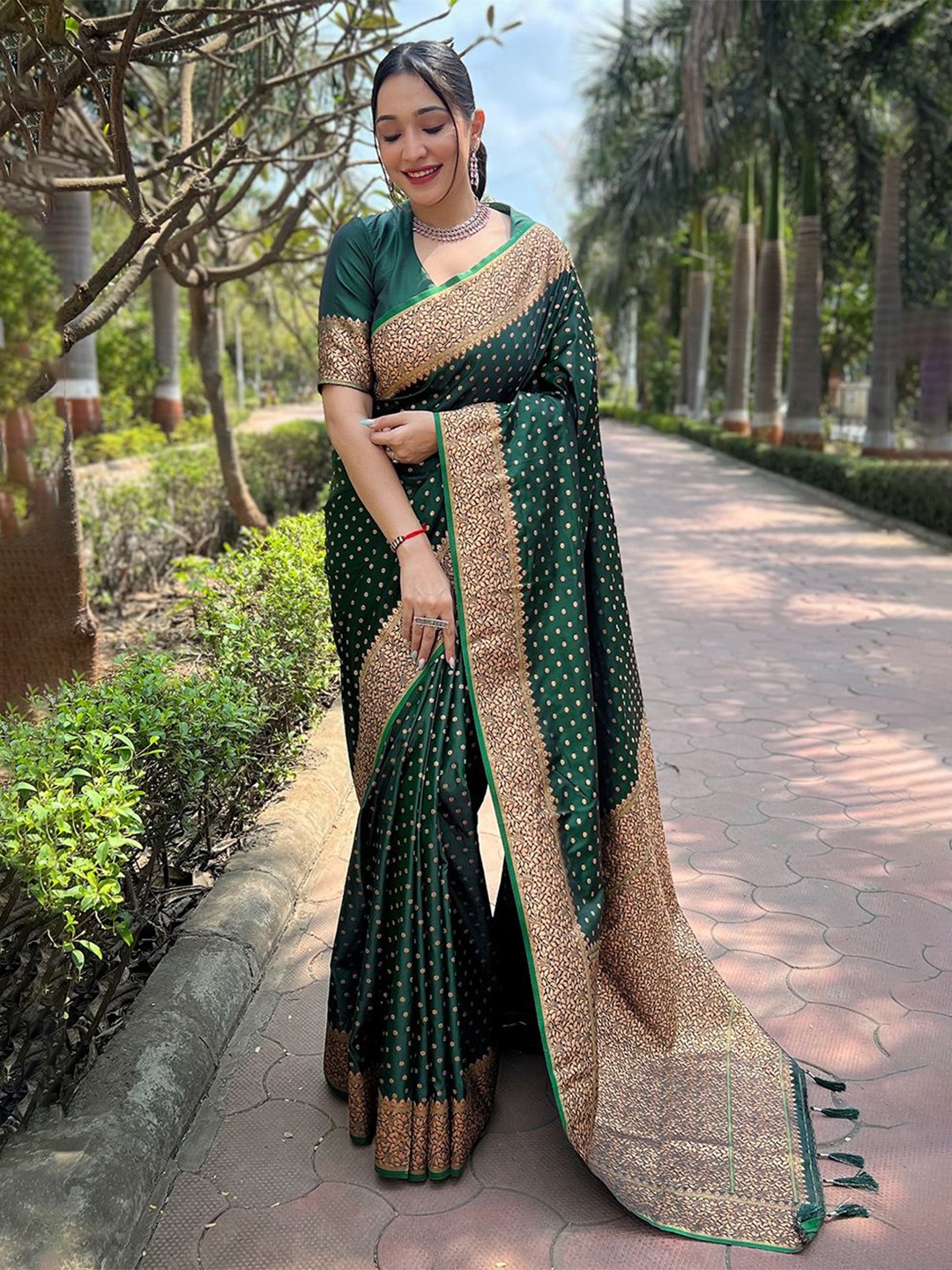 

LeeliPeeri Designer Woven Design Zari Banarasi Saree, Green