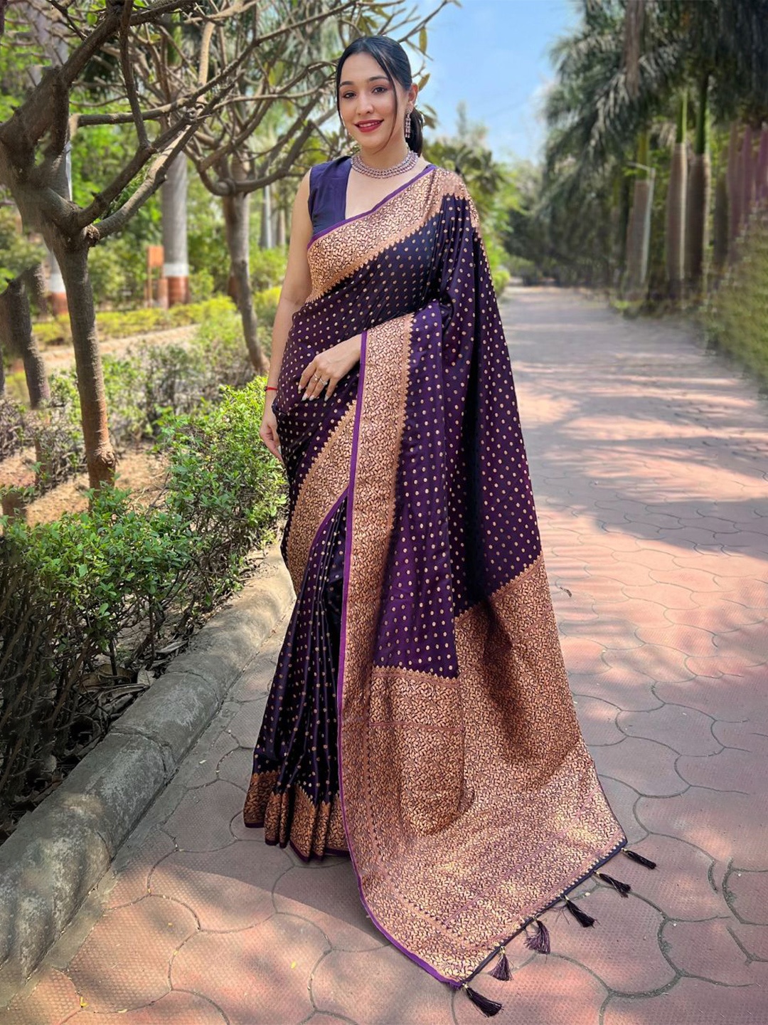 

LeeliPeeri Designer Woven Design Zari Banarasi Saree, Purple