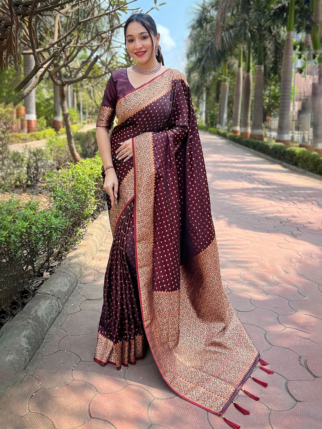 

LeeliPeeri Designer Woven Design Zari Banarasi Saree, Maroon