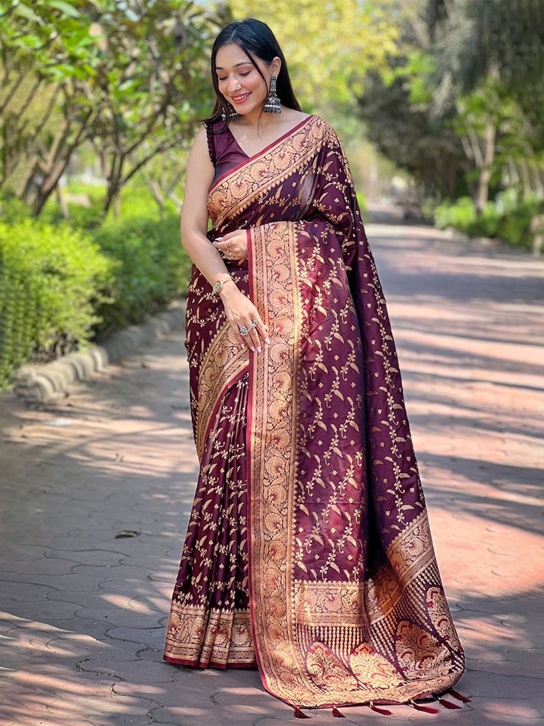 

LeeliPeeri Designer Woven Design Zari Banarasi Saree, Maroon