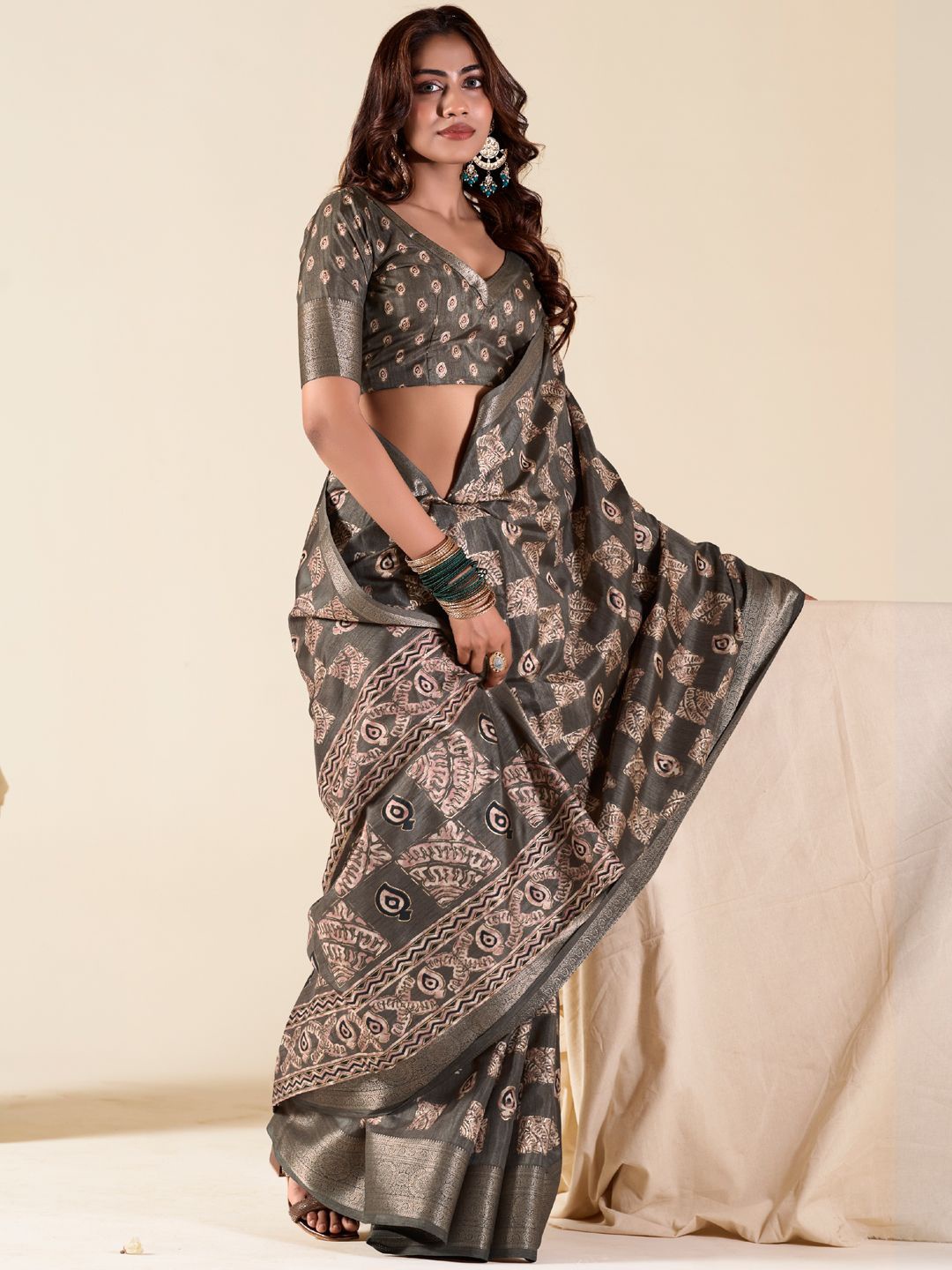 

Panzora Ethnic Motifs Zari Saree, Grey