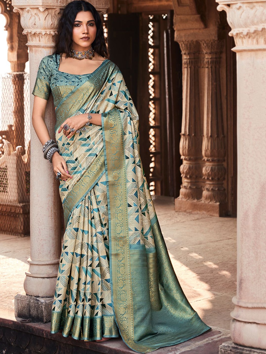 

Panzora Woven Design Zari Saree, Cream