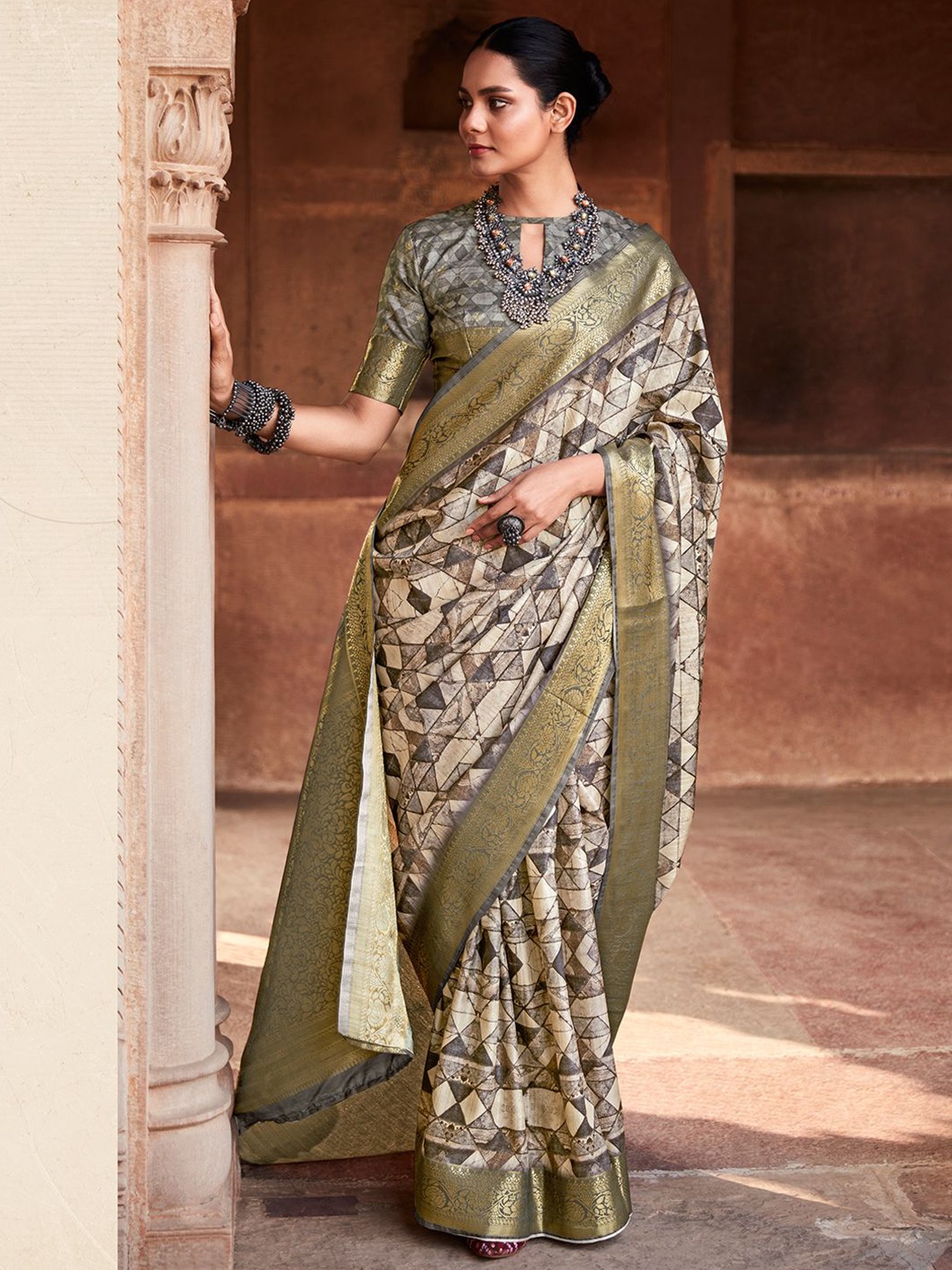 

Panzora Women Zari Woven Geometric Sarees, Cream